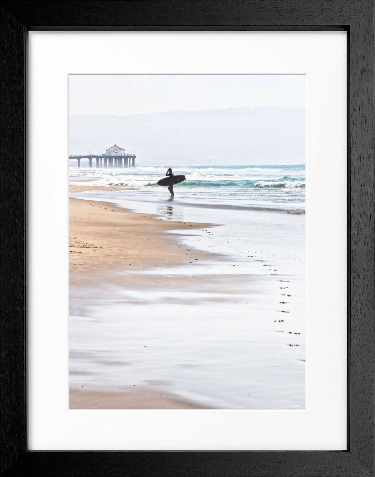Schwarz-weiß Poster mit Rahmen, Kalifornien Manhattan Beach Surfer Motiv, 25x31cm, von Cosman-Photocollection