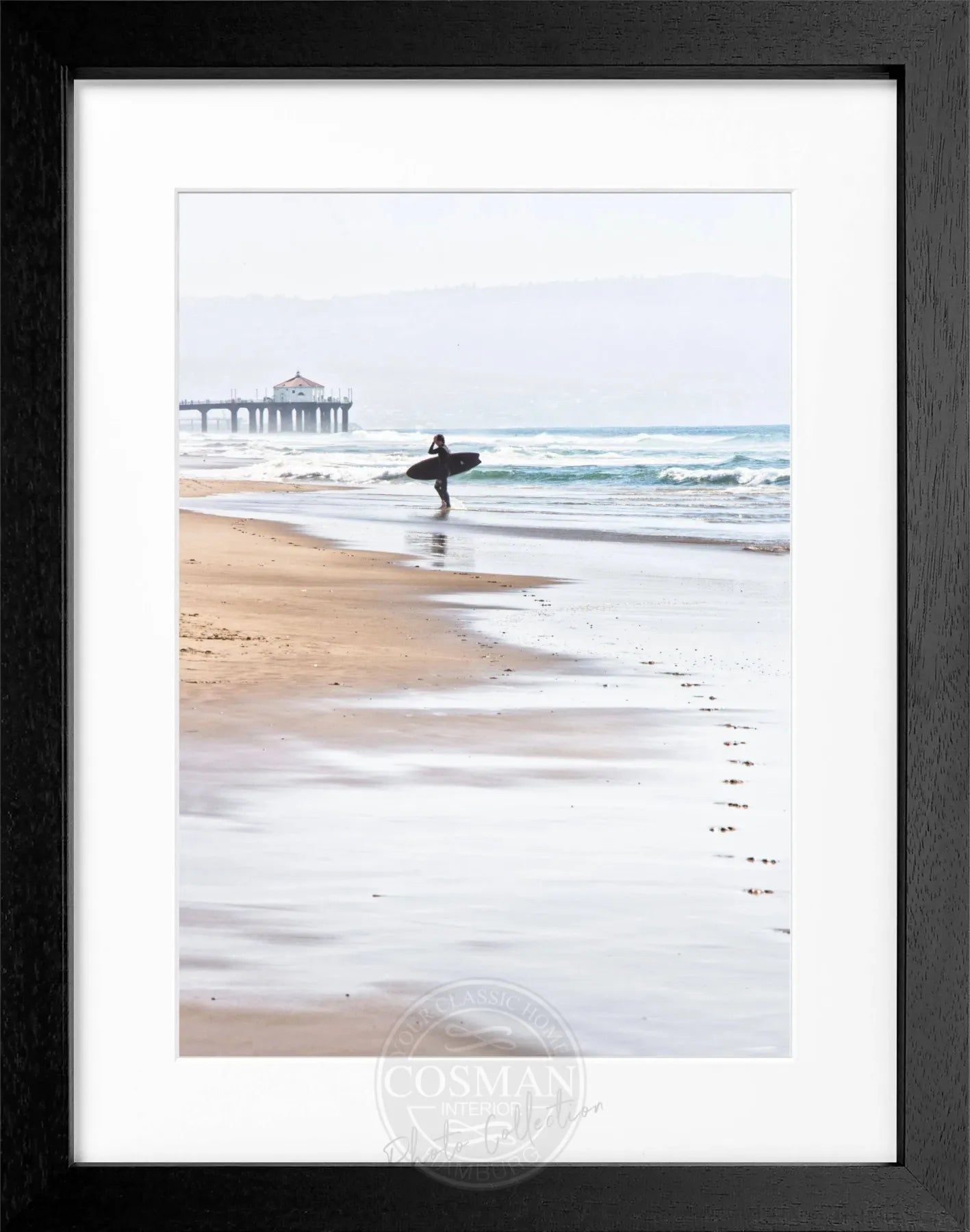 Schwarz-weiß Poster mit Rahmen, Kalifornien Manhattan Beach Surfer Motiv, 25x31cm, von Cosman-Photocollection