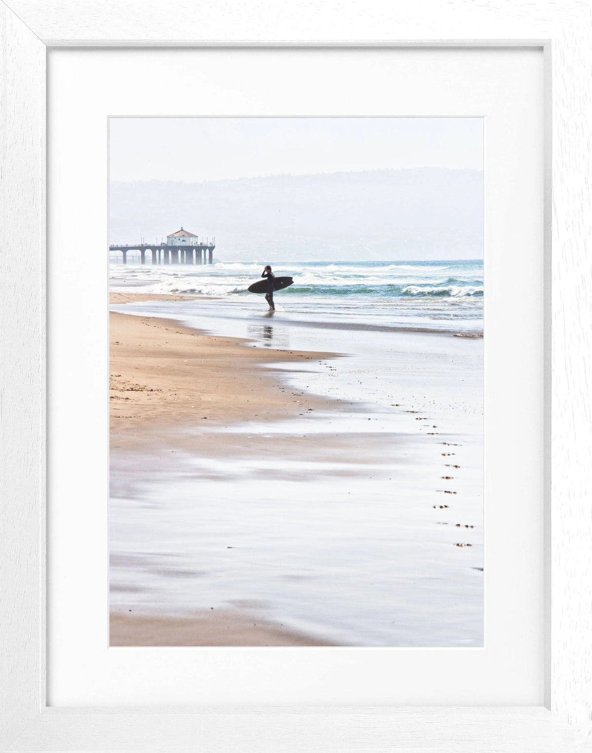 Schwarz-weiß Poster mit Rahmen, Kalifornien Manhattan Beach Surfer Motiv, von Cosman-Photocollection, 25x31cm