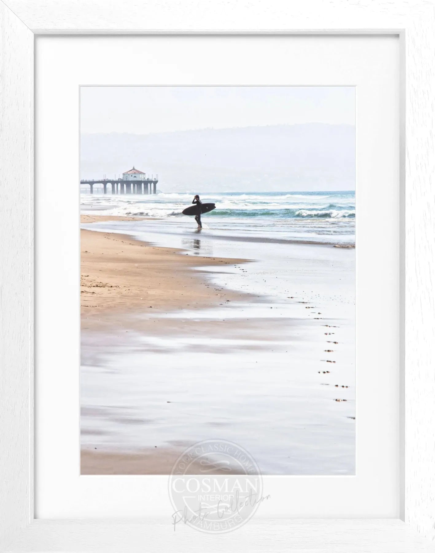 Schwarz-weiß Poster mit Rahmen, Kalifornien Manhattan Beach Surfer Motiv, von Cosman-Photocollection, 25x31cm