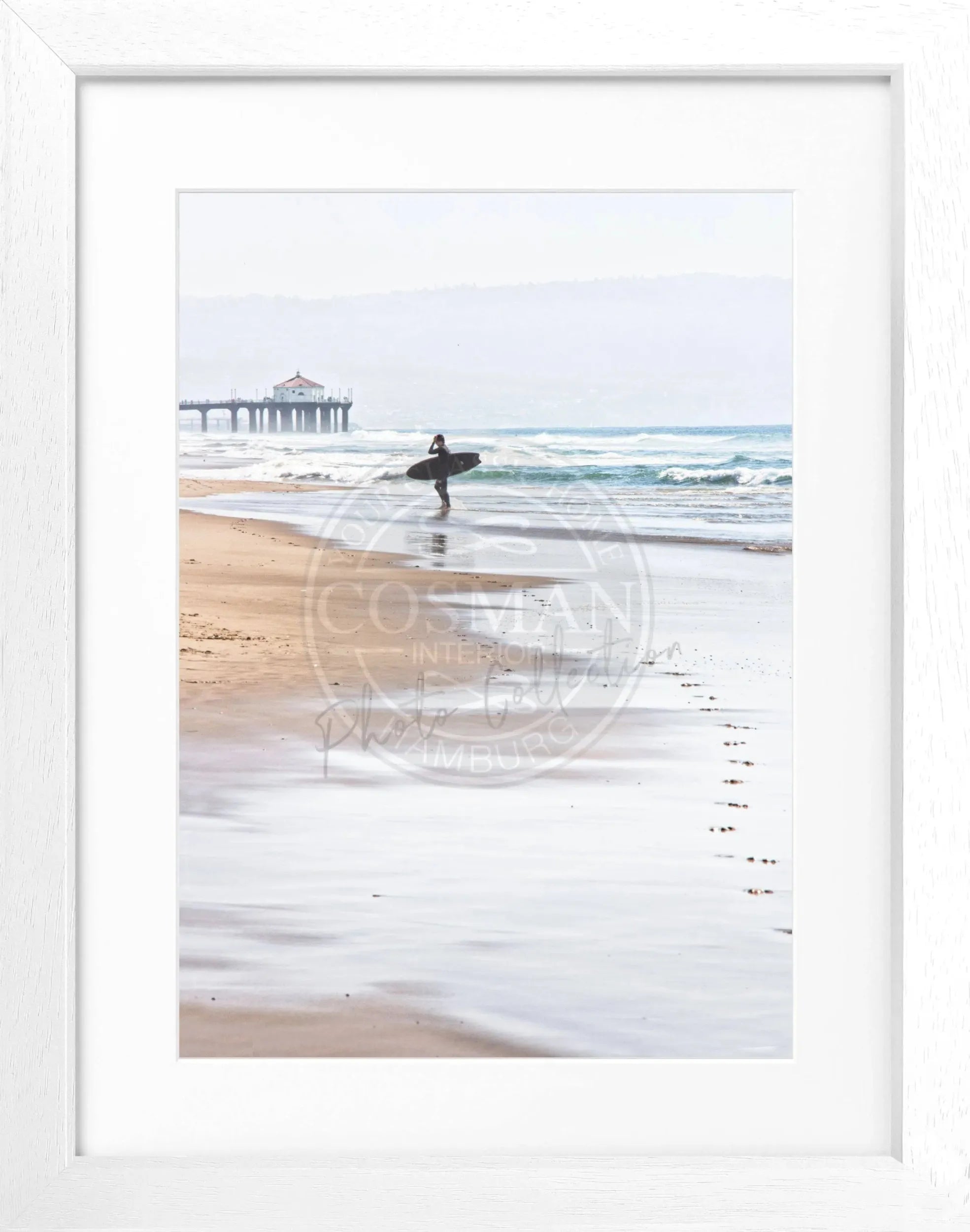 Schwarz-weiß Poster mit Rahmen, Kalifornien Manhattan Beach Surfer Motiv, von Cosman-Photocollection, 25x31cm