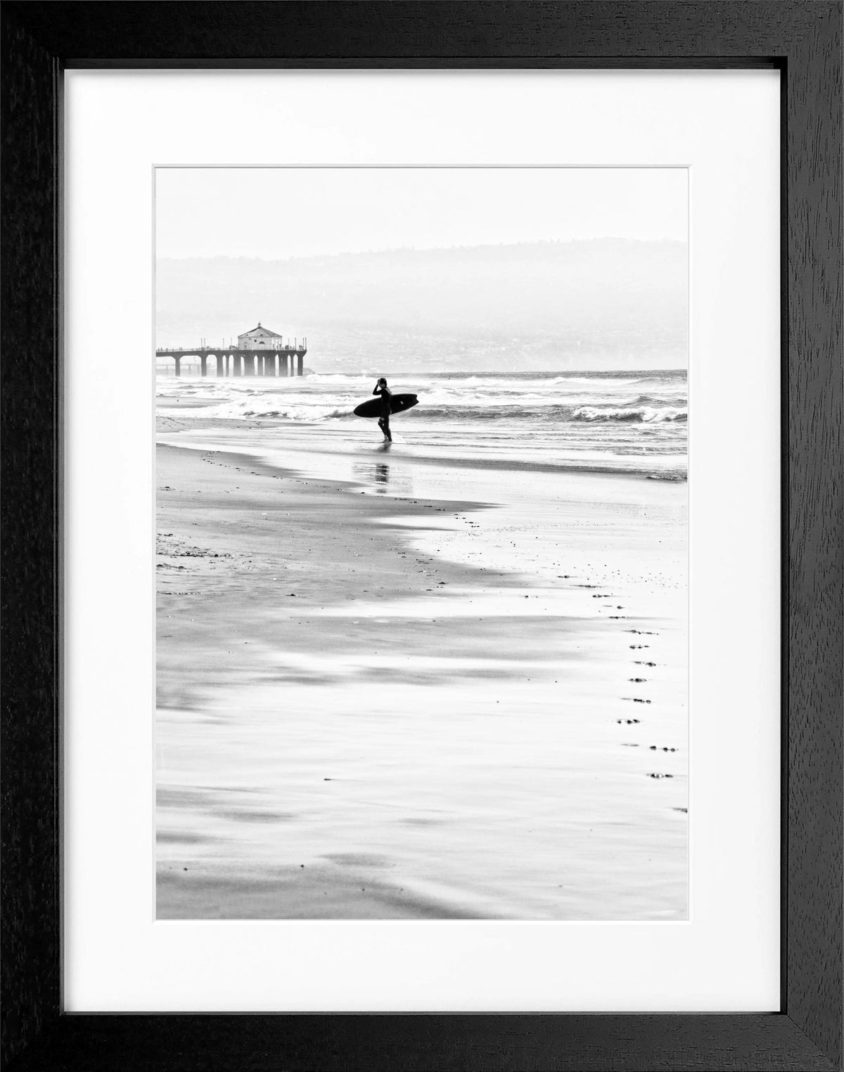 Schwarz-weiß Poster mit Rahmen, Kalifornien Manhattan Beach Surfer, Cosman-Photocollection, 25x31 cm, Wanddekoration
