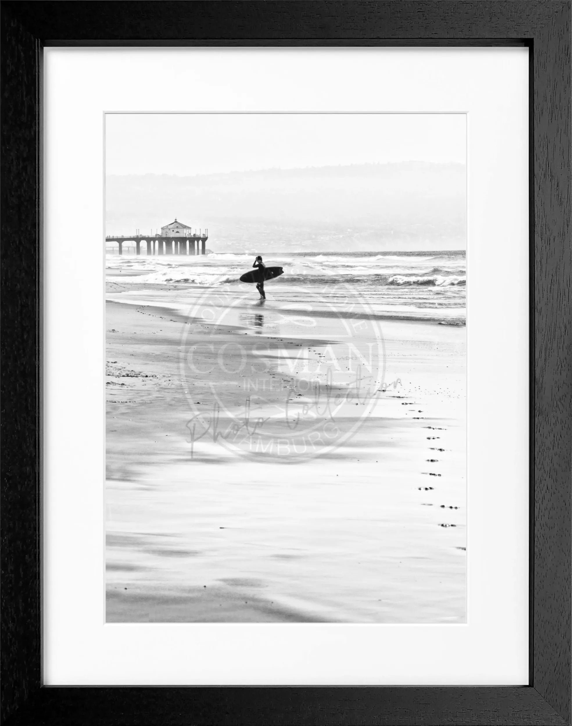 Schwarz-weiß Poster mit Rahmen, Kalifornien Manhattan Beach Surfer, Cosman-Photocollection, 25x31 cm, Wanddekoration