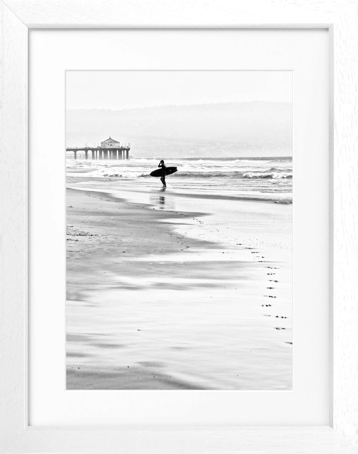 Schwarz-weiß Poster mit Rahmen, Kalifornien Manhattan Beach Surfer, von Cosman-Photocollection, 25x31 cm, Wanddekoration