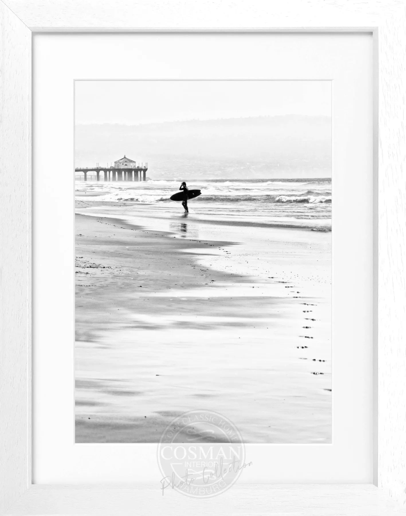 Schwarz-weiß Poster mit Rahmen, Kalifornien Manhattan Beach Surfer, von Cosman-Photocollection, 25x31 cm, Wanddekoration