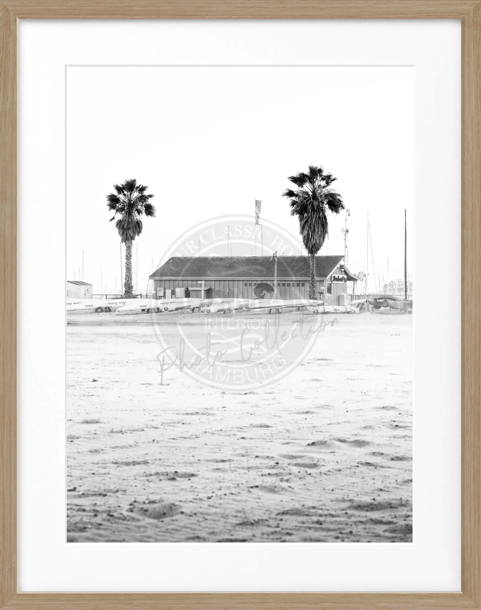 Schwarz-weiß Poster mit Rahmen von Santa Barbara Beach, Kalifornien, von Cosman-Photocollection, 25x31 cm, Strandmotiv