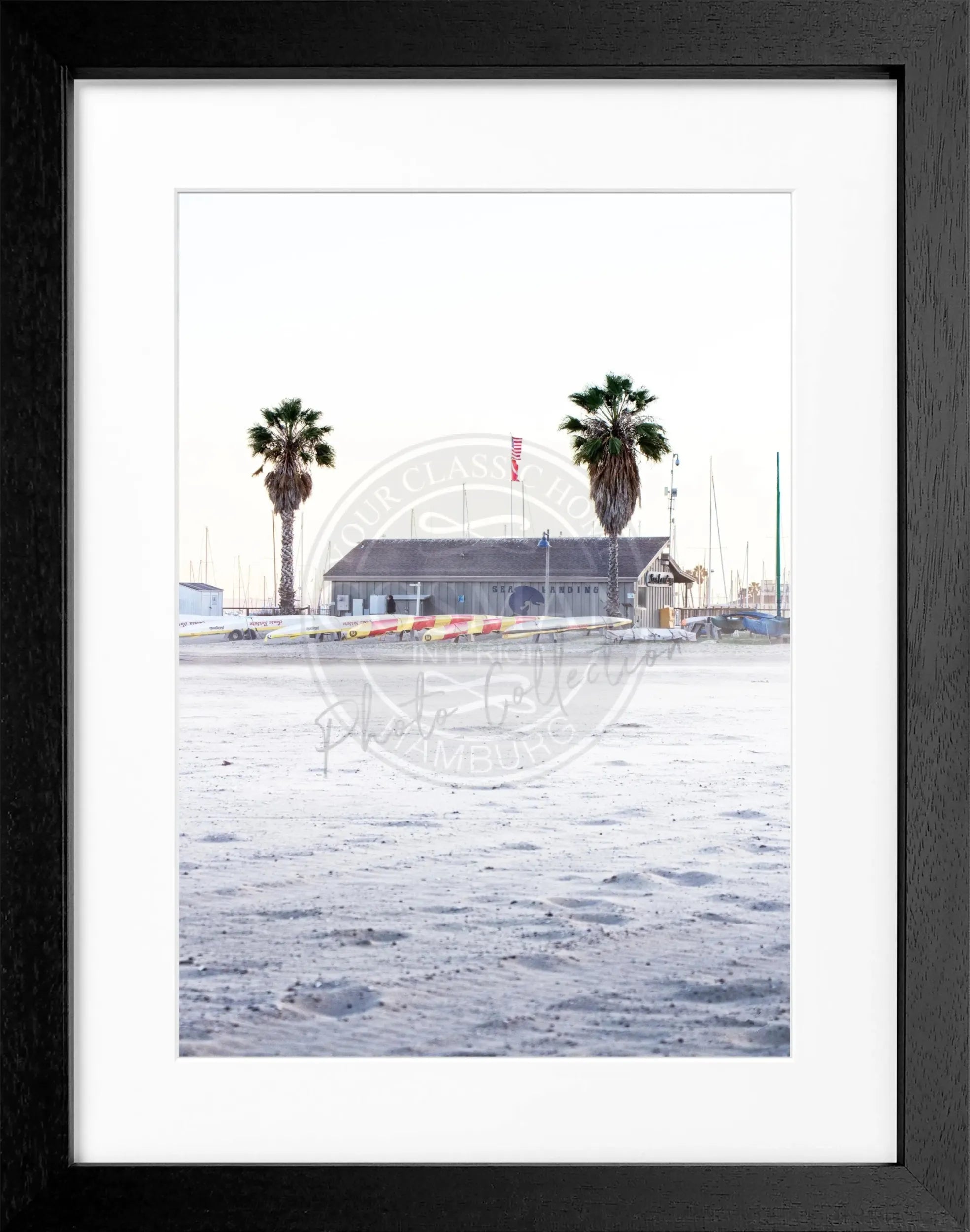 Schwarz-weiß Poster mit Rahmen von Cosman-Photocollection, Santa Barbara Beach in Kalifornien, 25x31cm, Kunstfoto in schwarzweiß