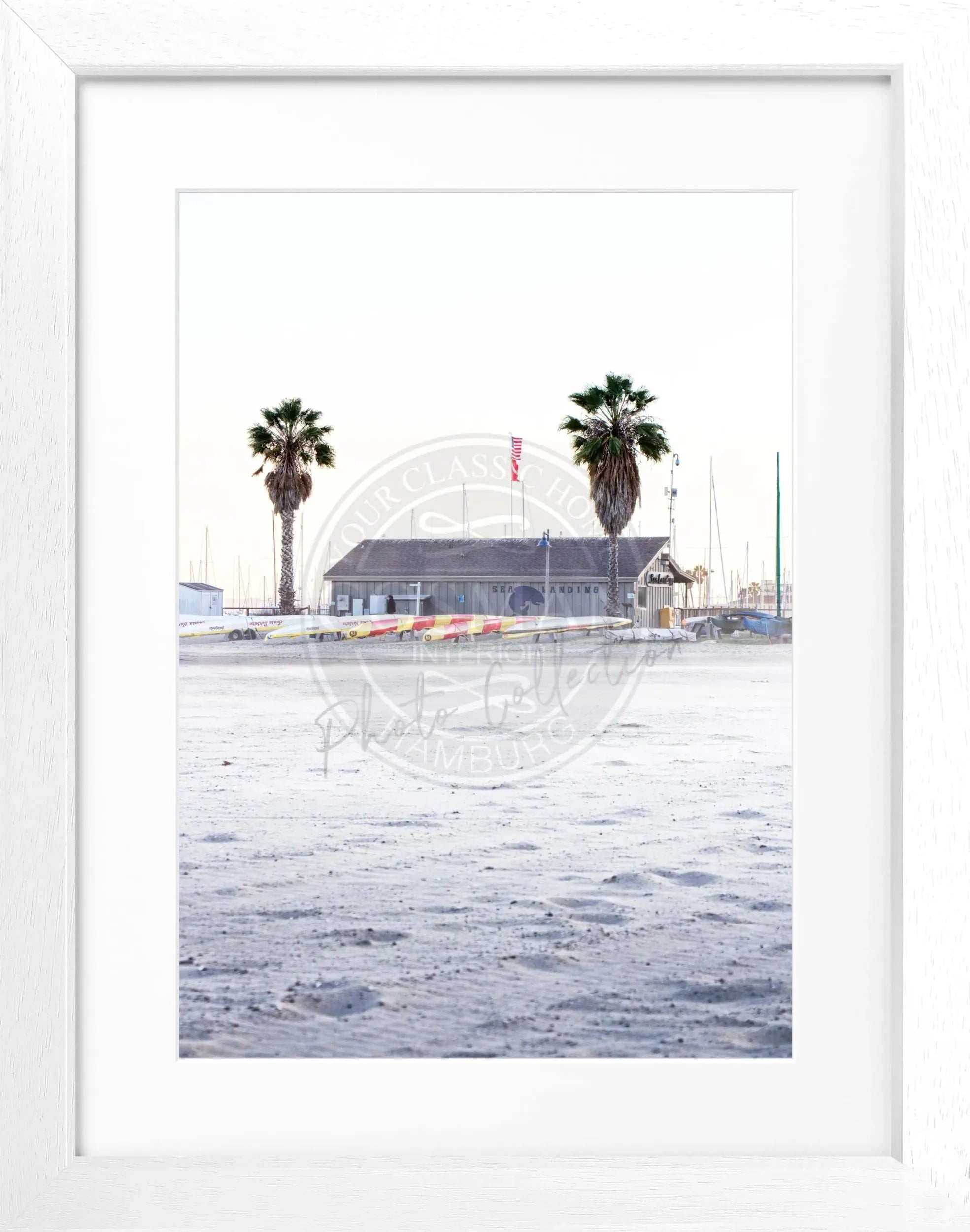 Schwarz-weiß Poster mit Rahmen von Santa Barbara, Kalifornien, mit Strandmotiv, von Cosman-Photocollection, 25x31 cm