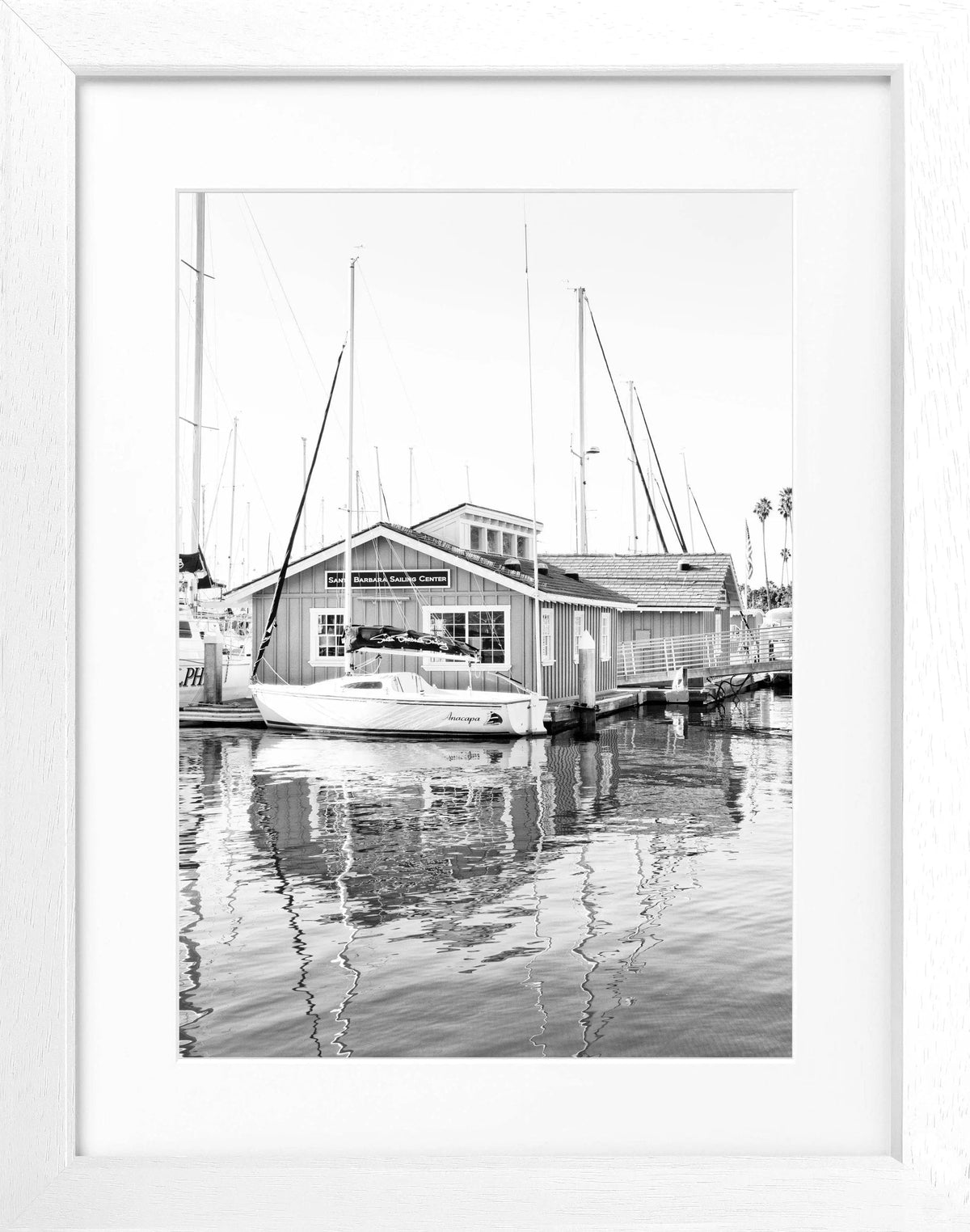 Schwarz-weiß Poster mit Rahmen, Kalifornien Santa Barbara 'Boat House', von Cosman-Photocollection, 25x31 cm, Wanddekoration