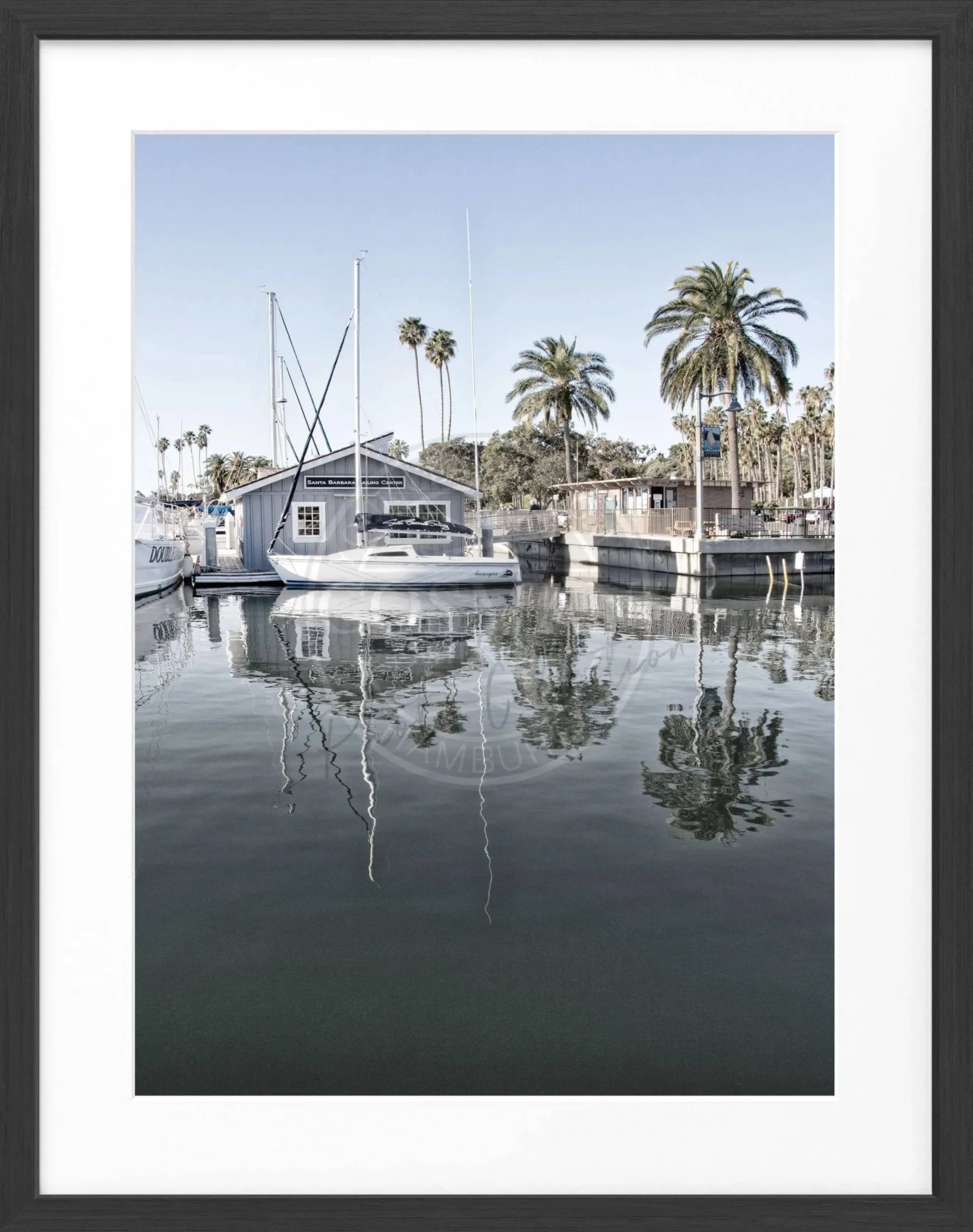 Schwarz-weiß Poster von Santa Barbara's Boat House in Kalifornien, im schwarzen Rahmen, von Cosman-Photocollection, 25x31cm