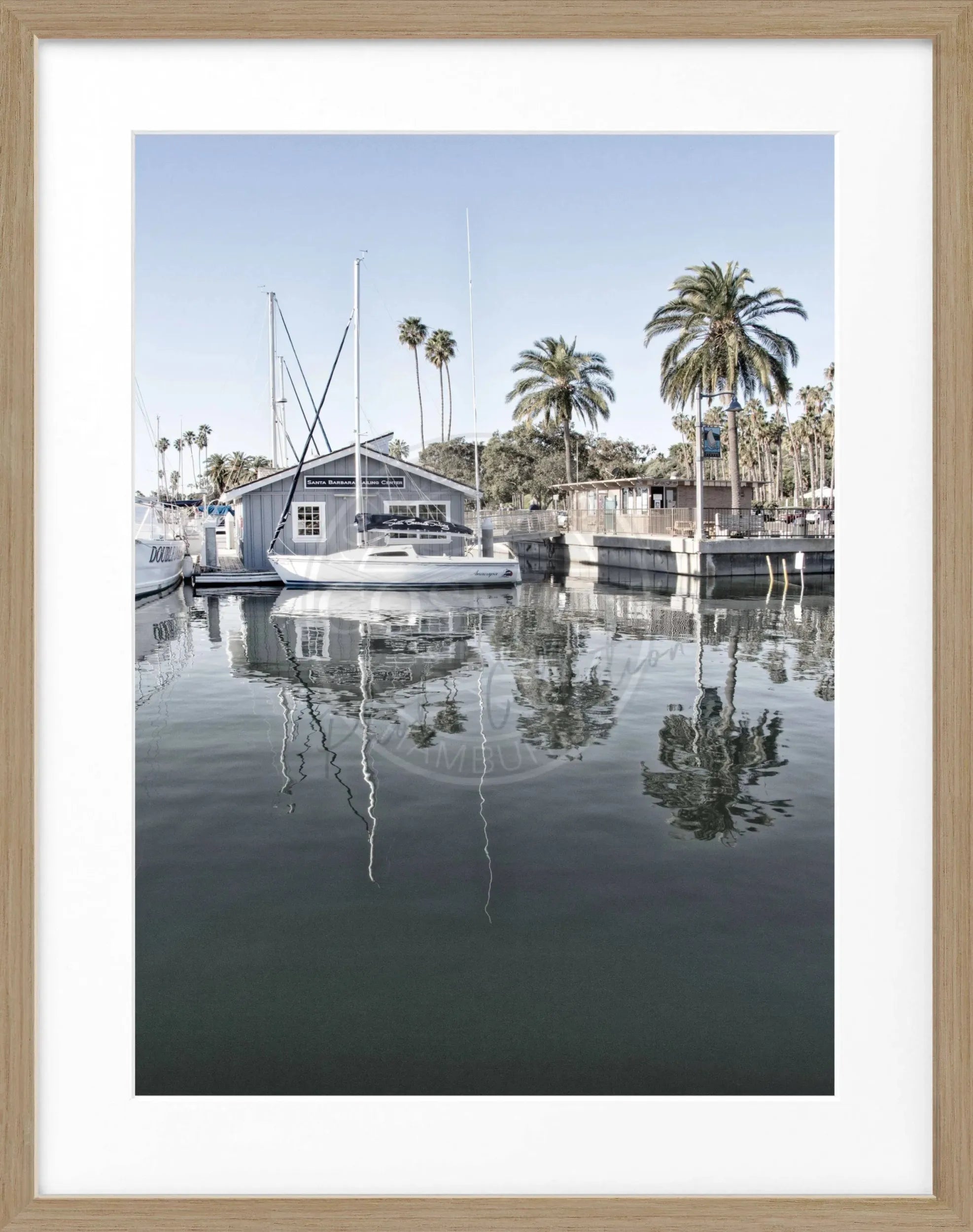 Schwarz-weiß Poster mit Rahmen von Cosman-Photocollection, Kalifornien Santa Barbara, Motiv des Bootshauses, 25x31 cm