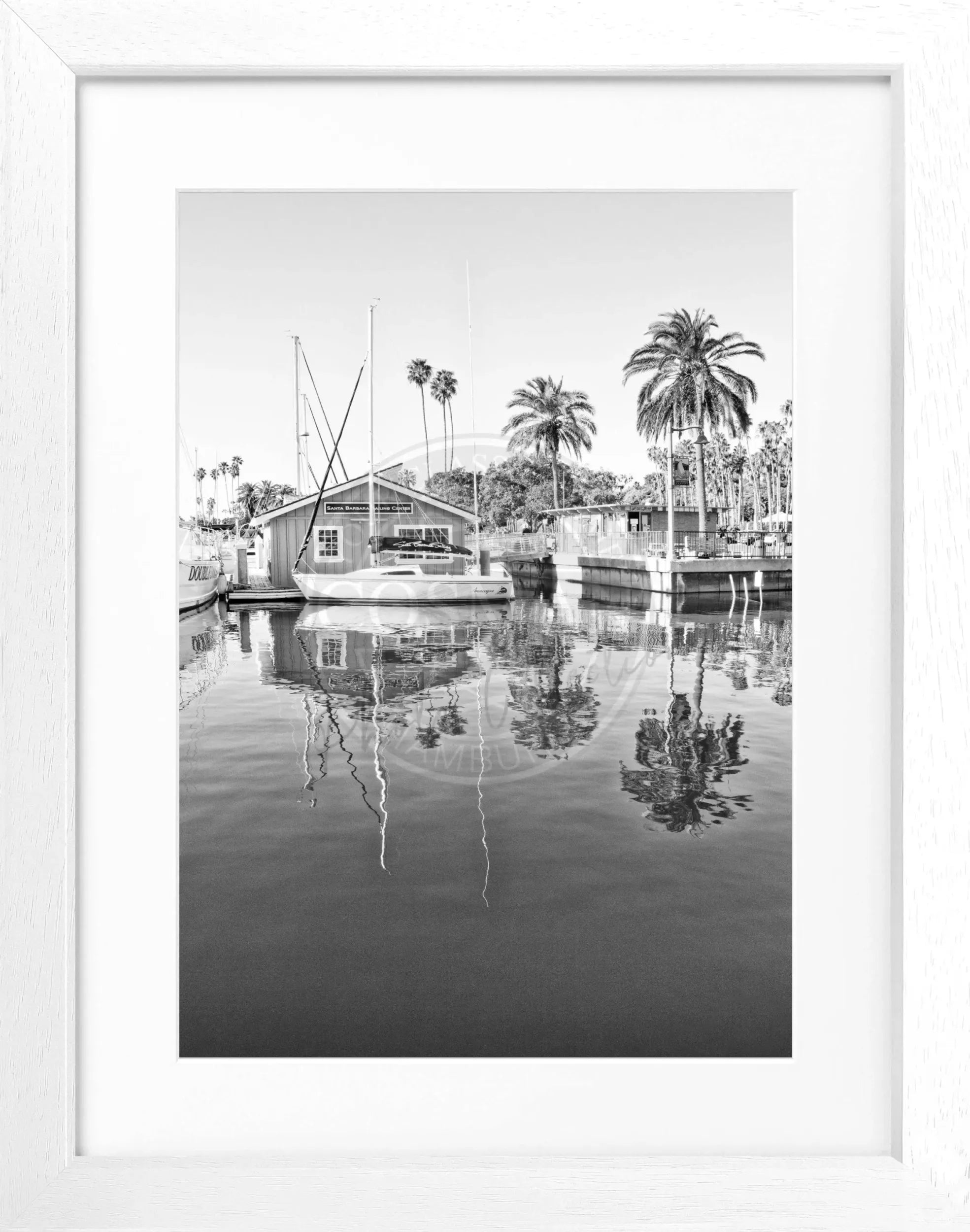 Schwarz-weiß Poster mit Rahmen, Kalifornien Santa Barbara Boat House, von Cosman-Photocollection, 25x31cm, Wanddekoration