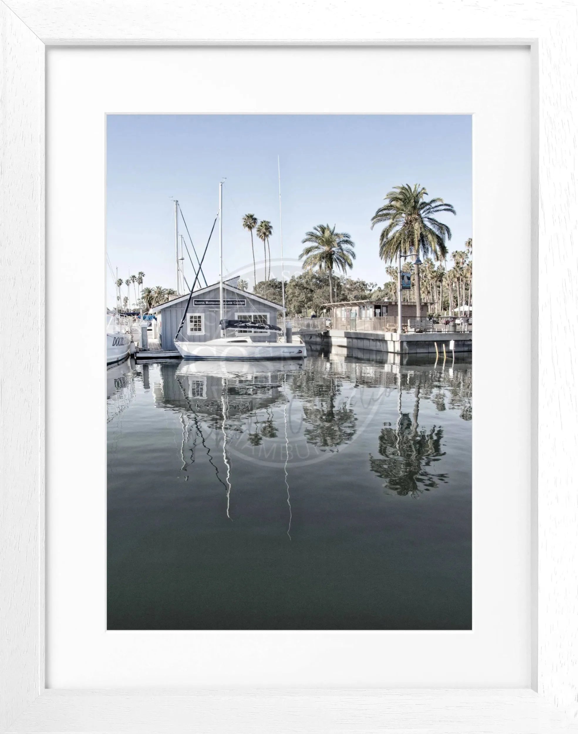 Schwarz-weiß Poster mit Rahmen, Kalifornien Santa Barbara Boat House, von Cosman-Photocollection, 25x31cm, Wanddekoration