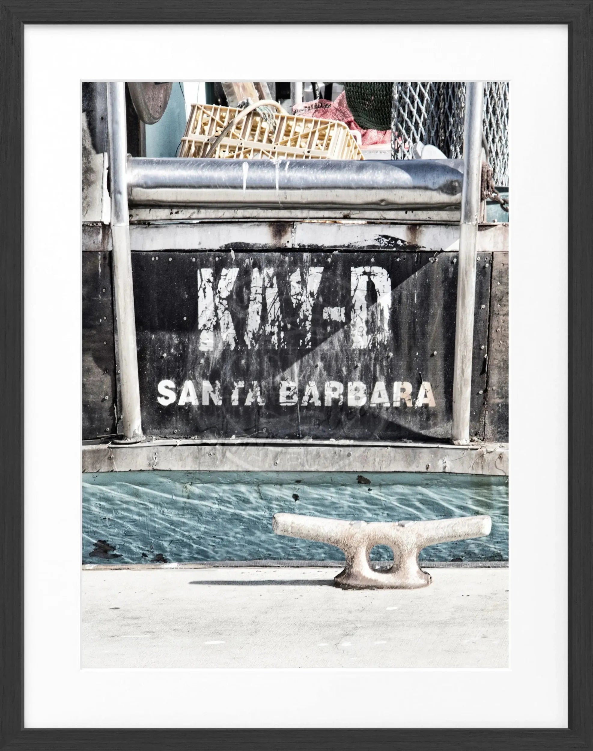 Schwarz-weiß Poster mit Rahmen von Kalifornien Santa Barbara, mit Boot-Motiv, von Cosman-Photocollection, 25x31 cm