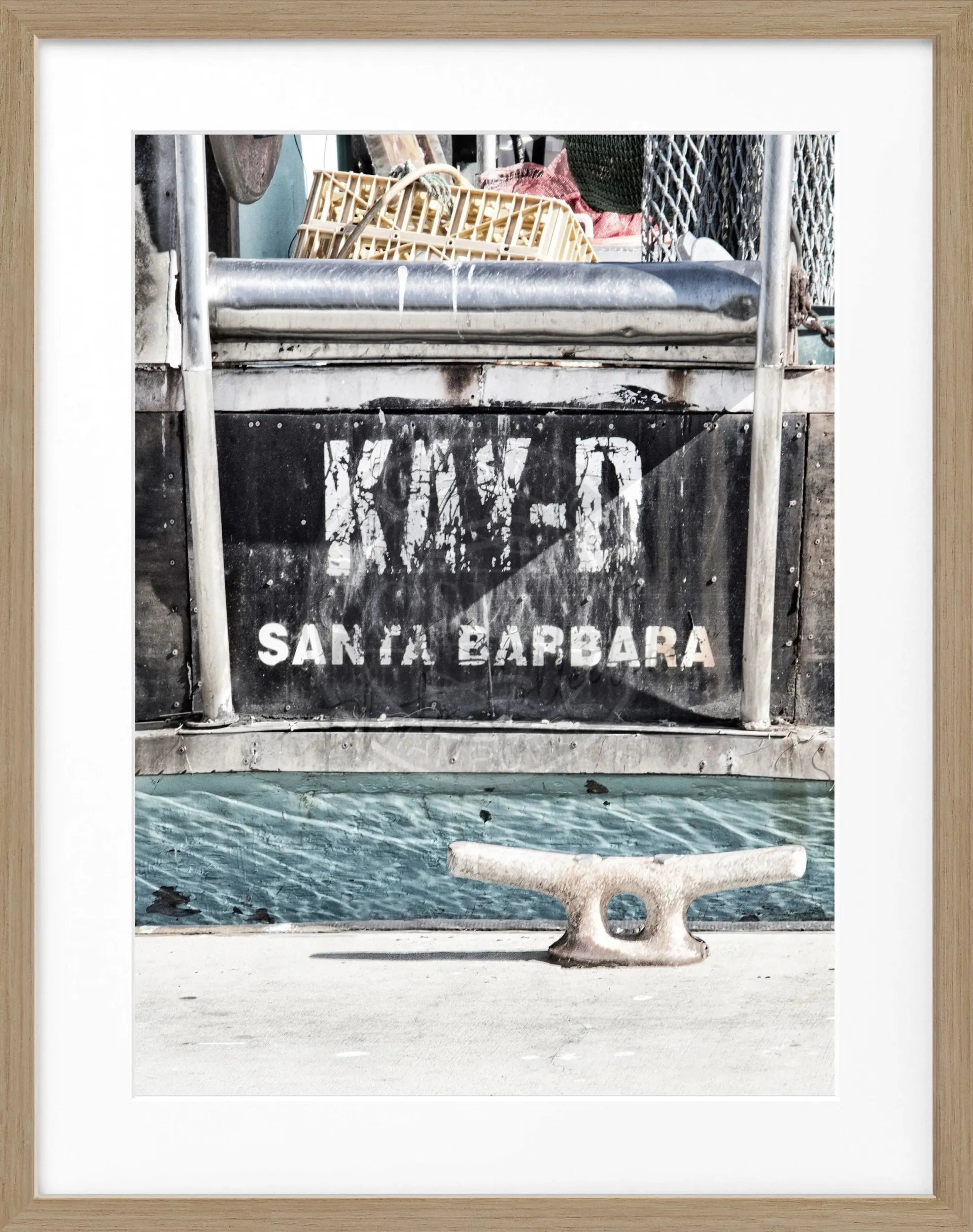 Schwarz-weiß Poster mit Rahmen von Cosman-Photocollection, Kalifornien Santa Barbara mit Boot, 25x31 cm, Wanddekoration