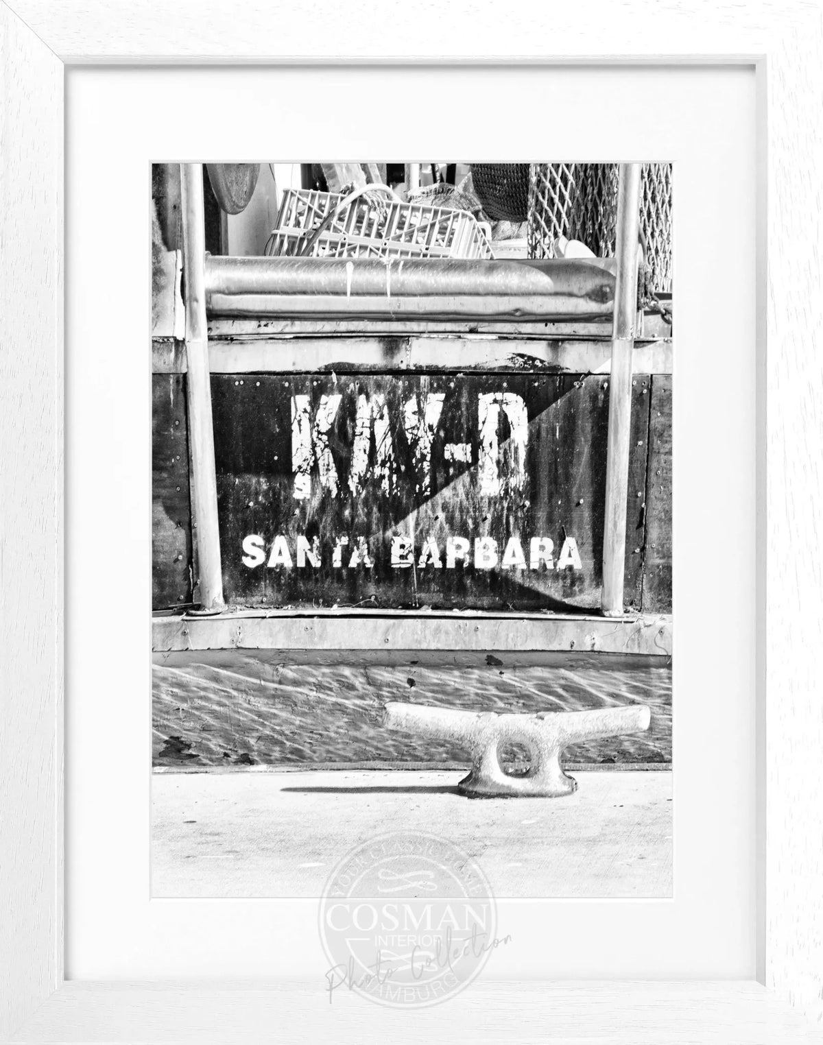 Schwarz-weiß Poster mit Rahmen von Cosman-Photocollection, Kalifornien Santa Barbara Boot, Maße 25x31cm, stilvolle Küstenaufnahme