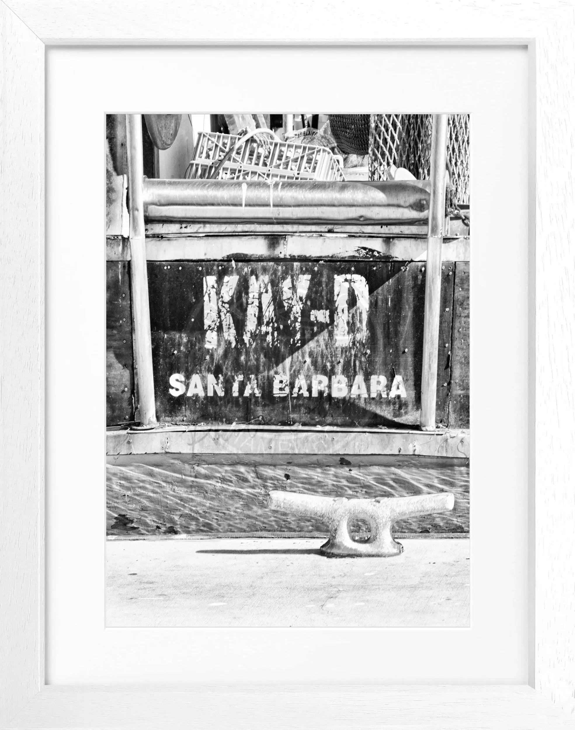 Schwarz-weiß Poster mit Rahmen von Cosman-Photocollection, Kalifornien Santa Barbara Boot, Maße 25x31cm, stilvolle Küstenaufnahme