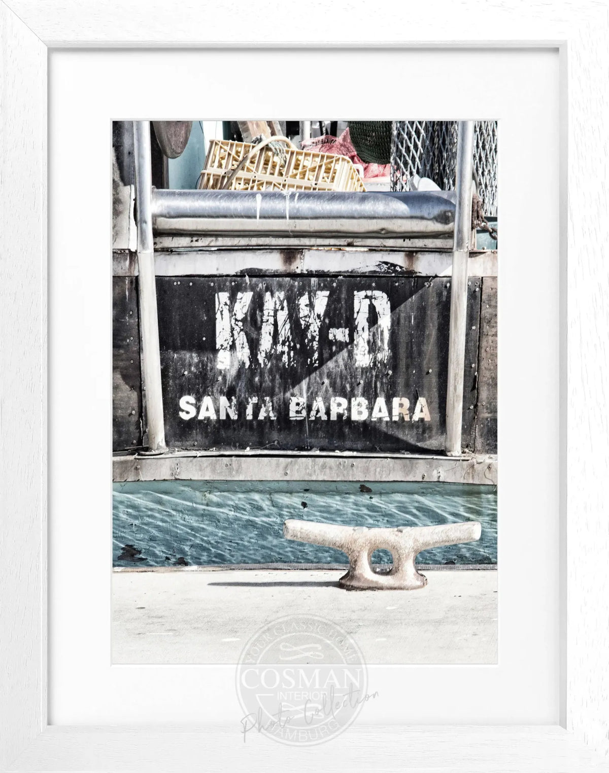 Schwarz-weiß Poster mit Rahmen von Santa Barbara Kalifornien und Boot, 25x31cm, von Cosman-Photocollection