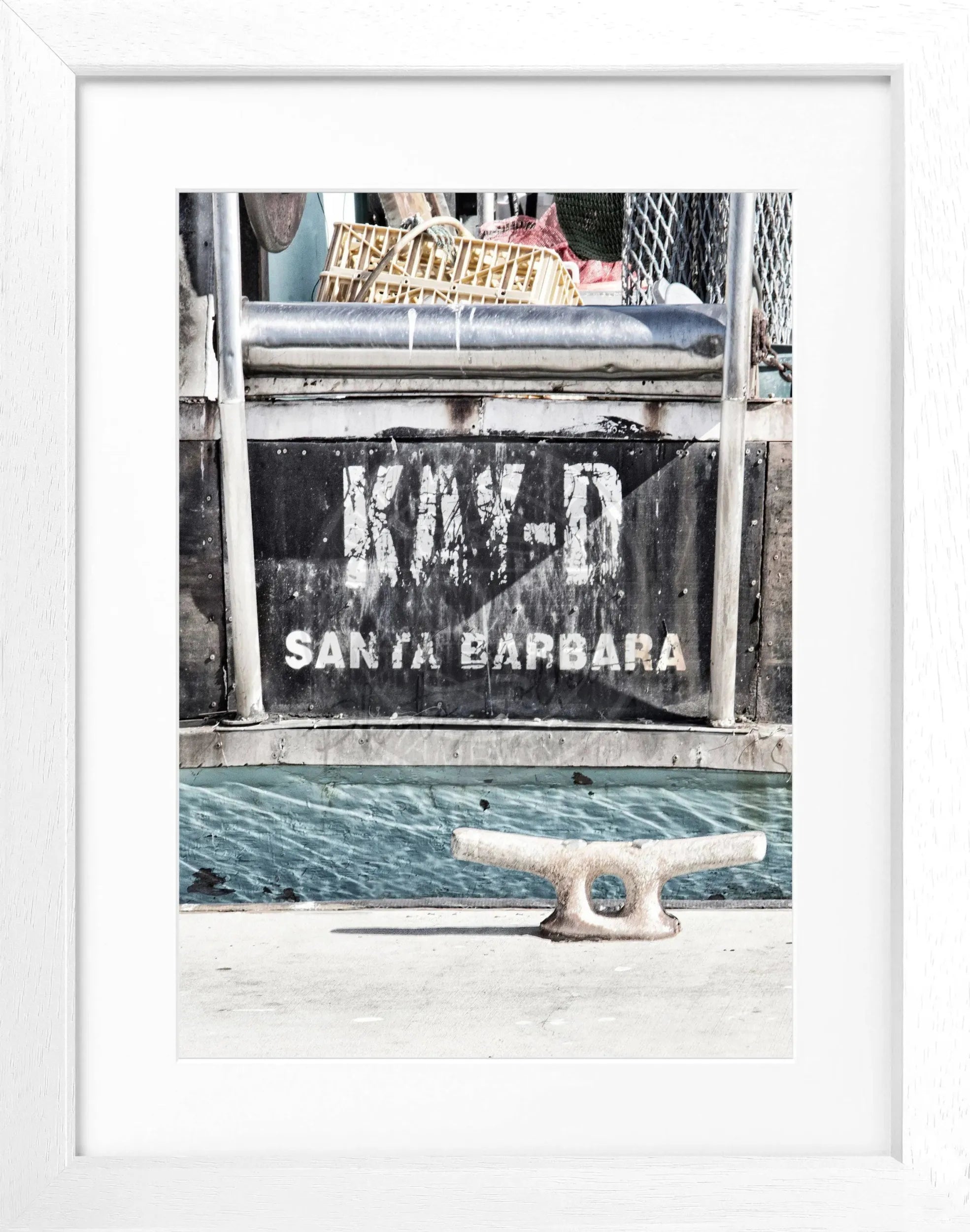 Schwarz-weiß Poster mit Rahmen von Santa Barbara Kalifornien und Boot, 25x31cm, von Cosman-Photocollection