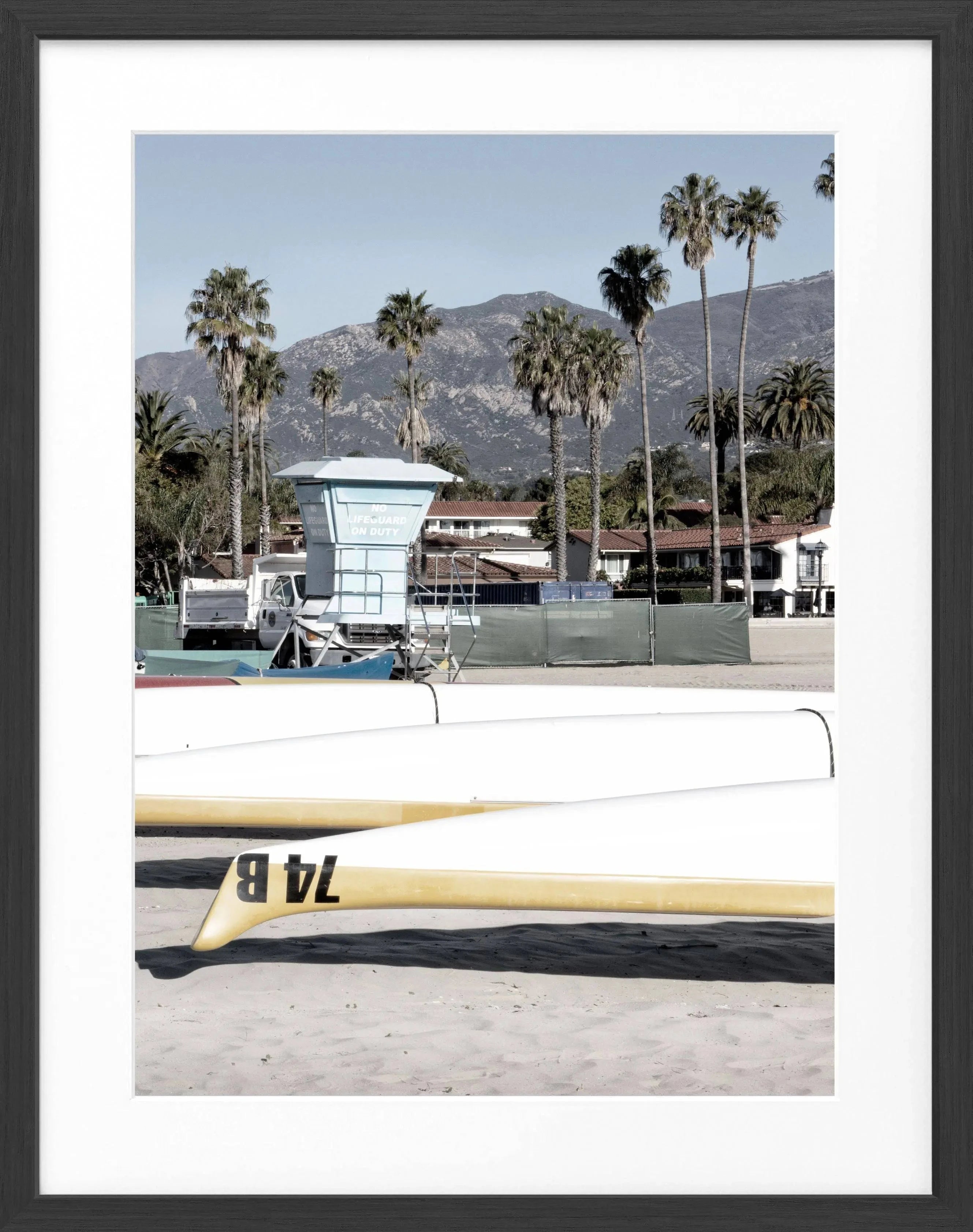 Schwarz-weiß Poster mit Rahmen von Santa Barbara, Kalifornien, von Cosman-Photocollection, 25x31 cm.
