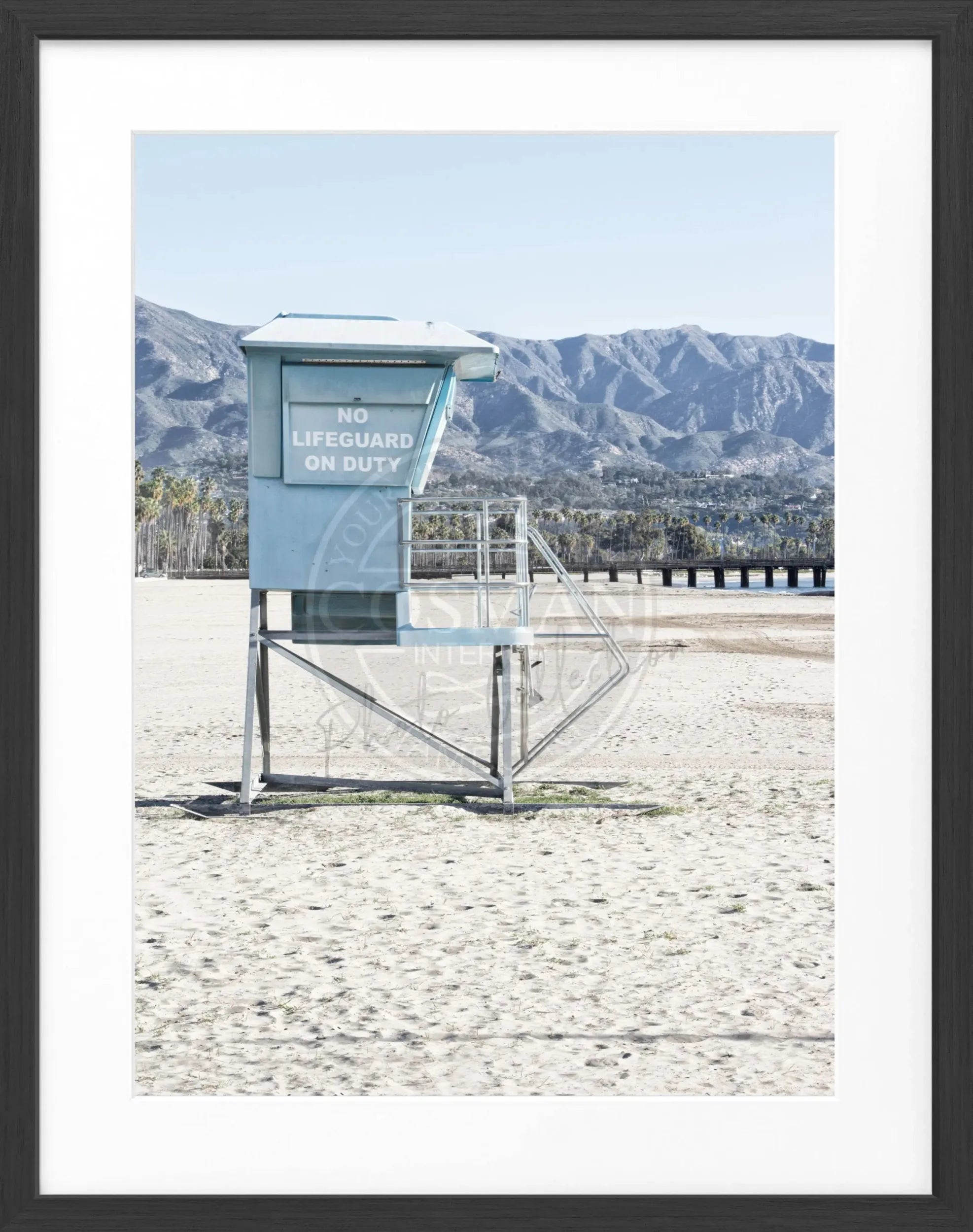 Schwarz-weiß Poster mit Rahmen, Kalifornien Santa Barbara Lifeguard-Motiv, von Cosman-Photocollection, 25x31cm.