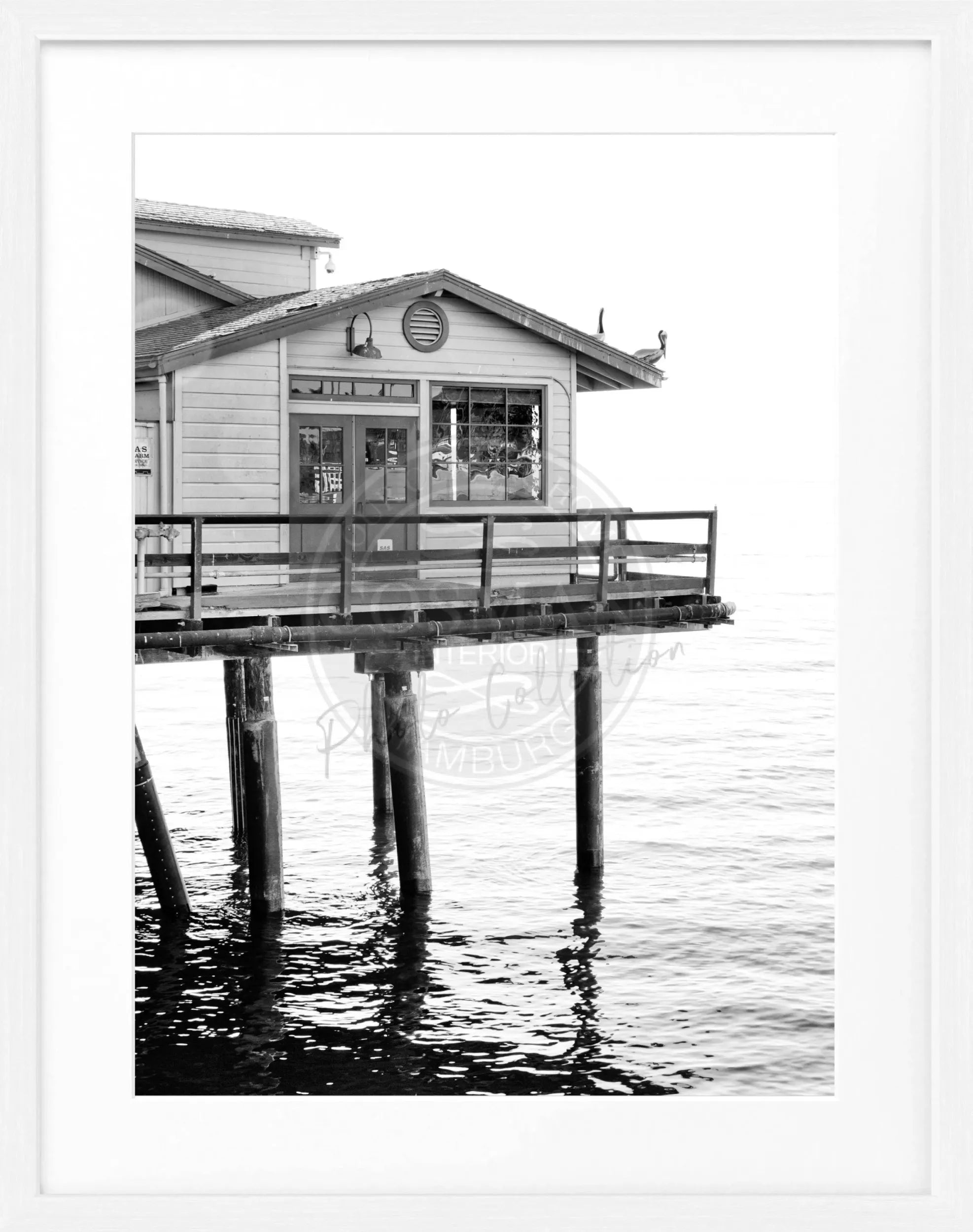 Schwarz-weiß Poster von Santa Barbara Pier in Kalifornien mit Rahmen, von Cosman-Photocollection, 25x31 cm