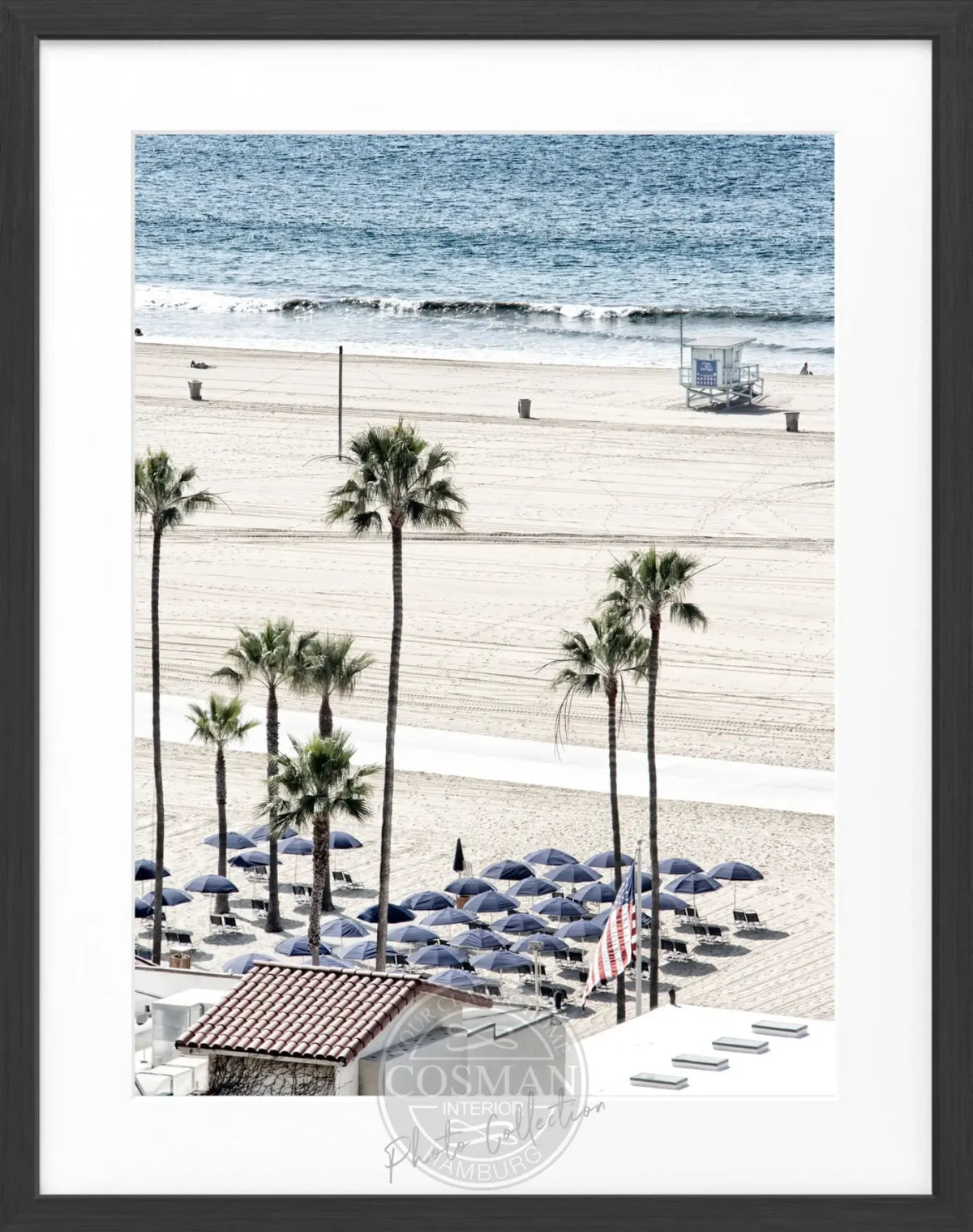 Schwarz-weiß Poster von Santa Monica Beach in Kalifornien mit Rahmen, 25x31cm, von Cosman-Photocollection.