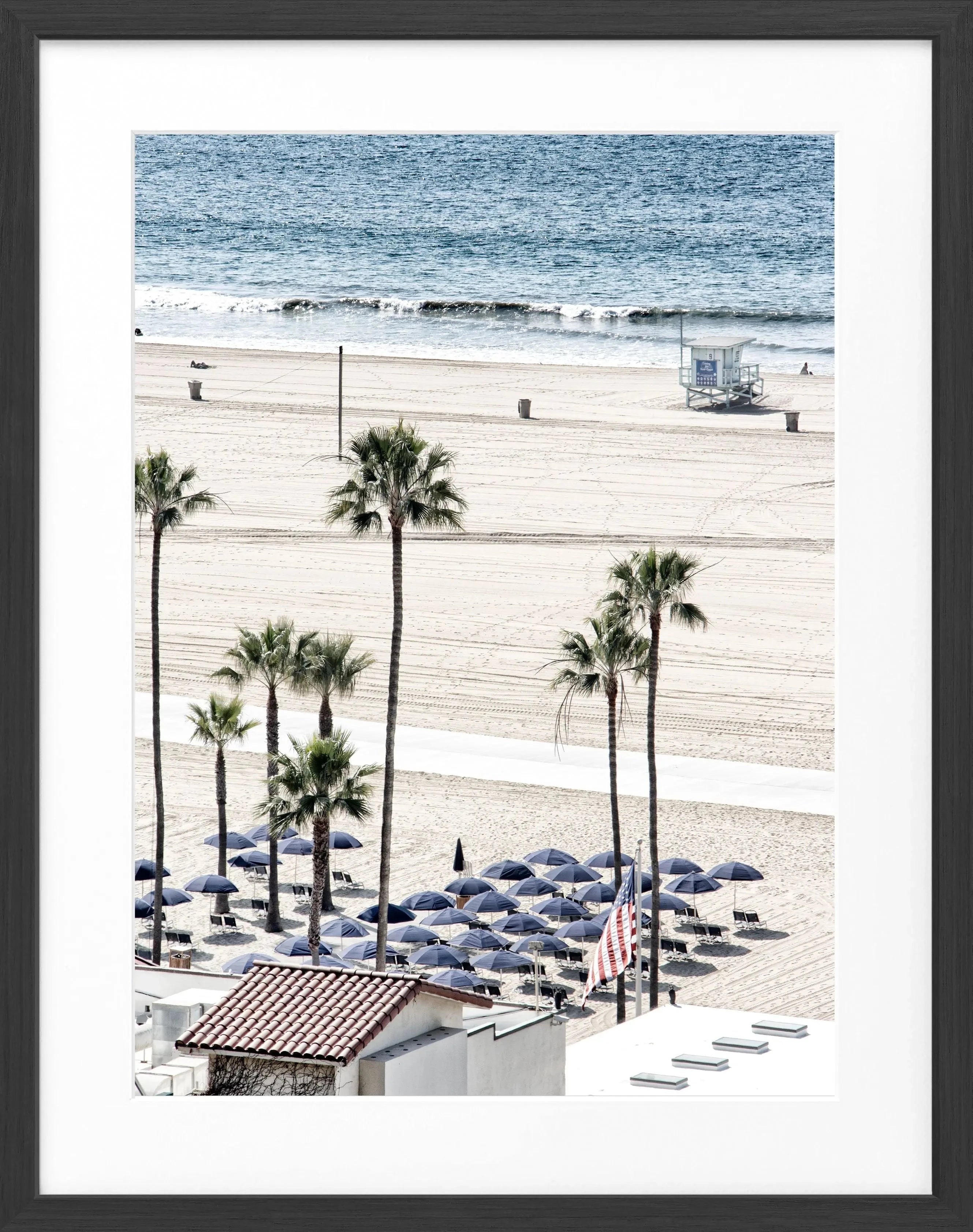 Schwarz-weiß Poster von Santa Monica Beach in Kalifornien mit Rahmen, 25x31cm, von Cosman-Photocollection.