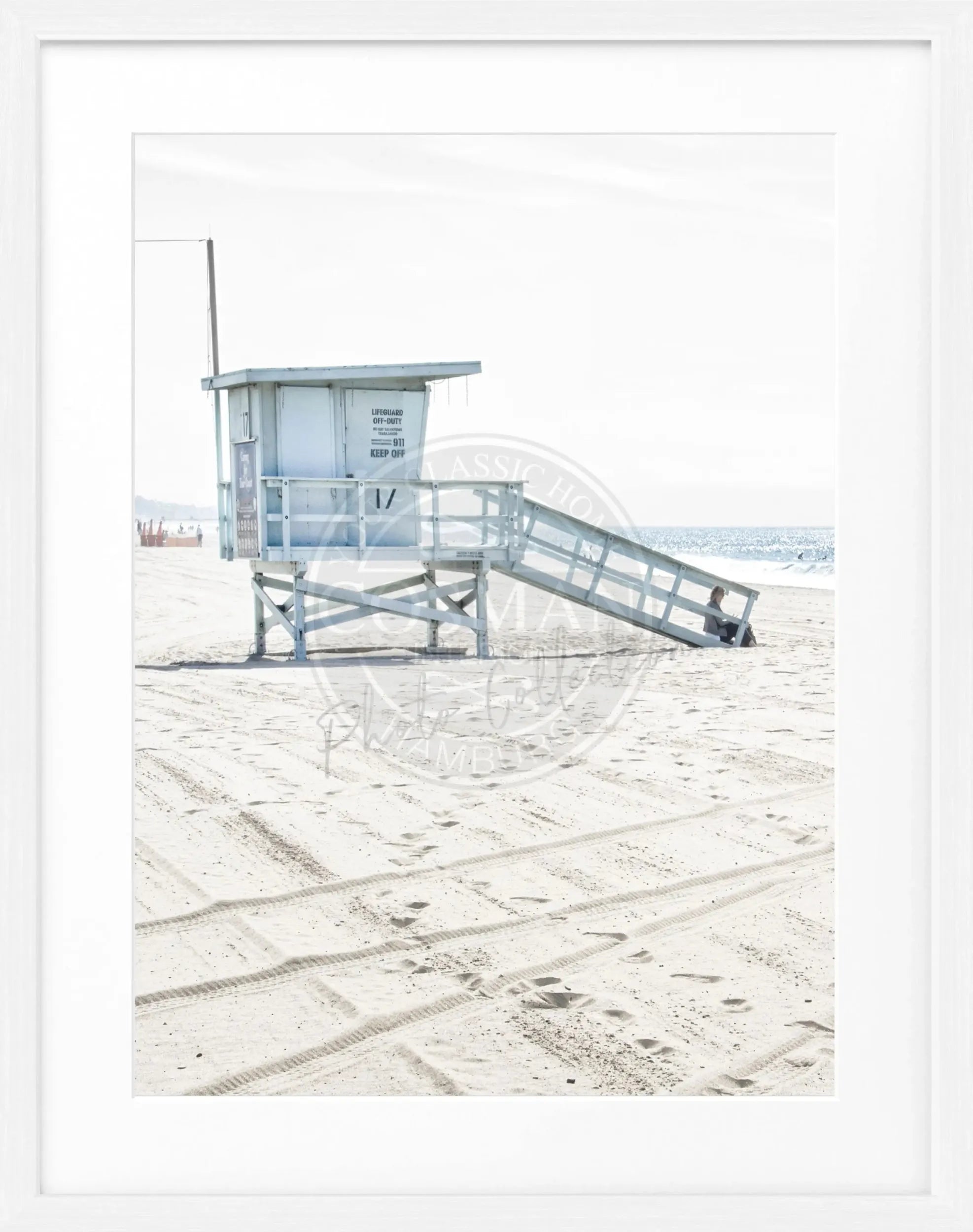 Schwarz-weiß Poster mit Rahmen, zeigt Santa Monica Beach Lifeguard in Kalifornien, von Cosman-Photocollection, 25x31 cm