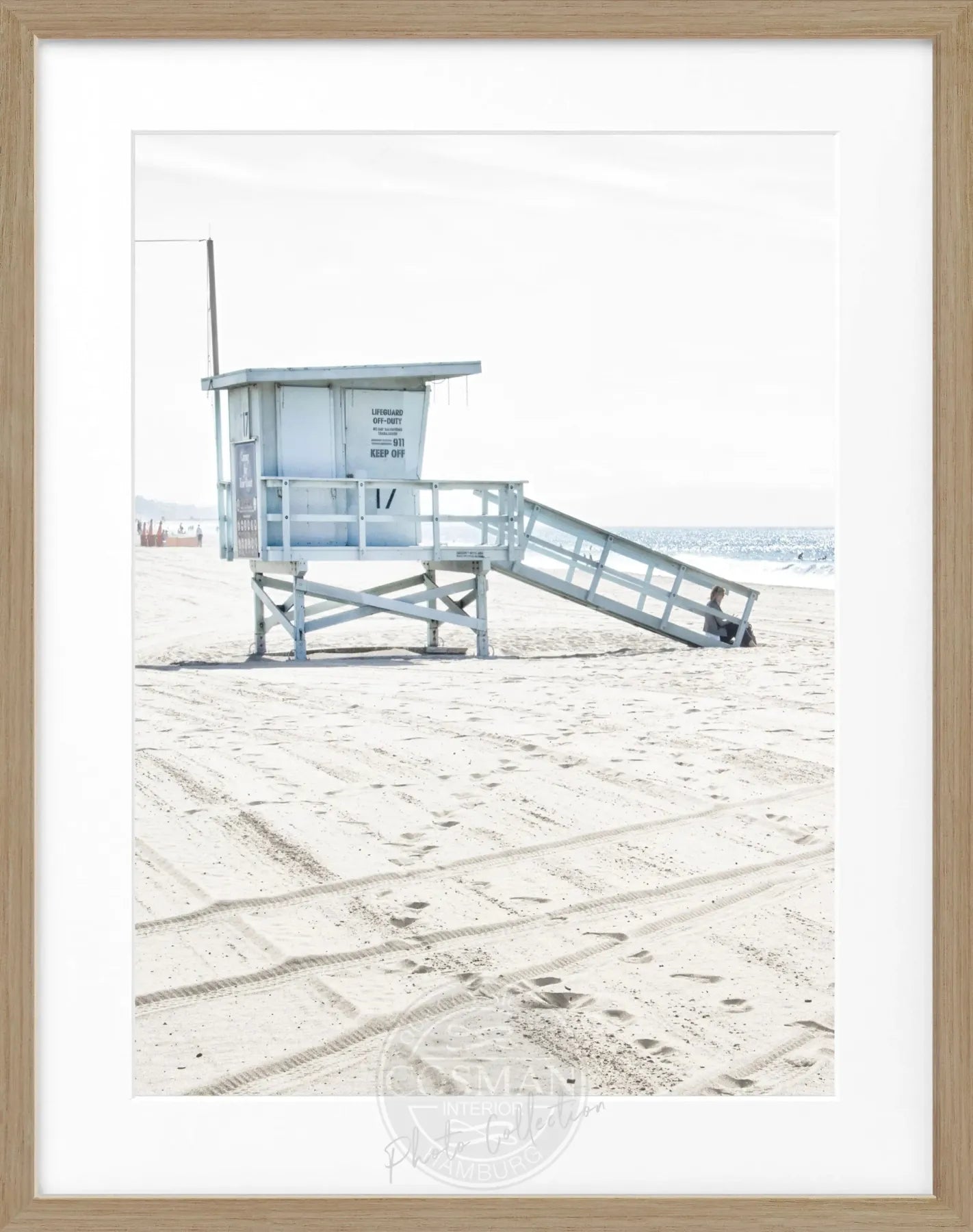 Schwarz-weiß Poster mit Rahmen von Cosman-Photocollection, Santa Monica Lifeguard am Kalifornien Strand, 25x31 cm.