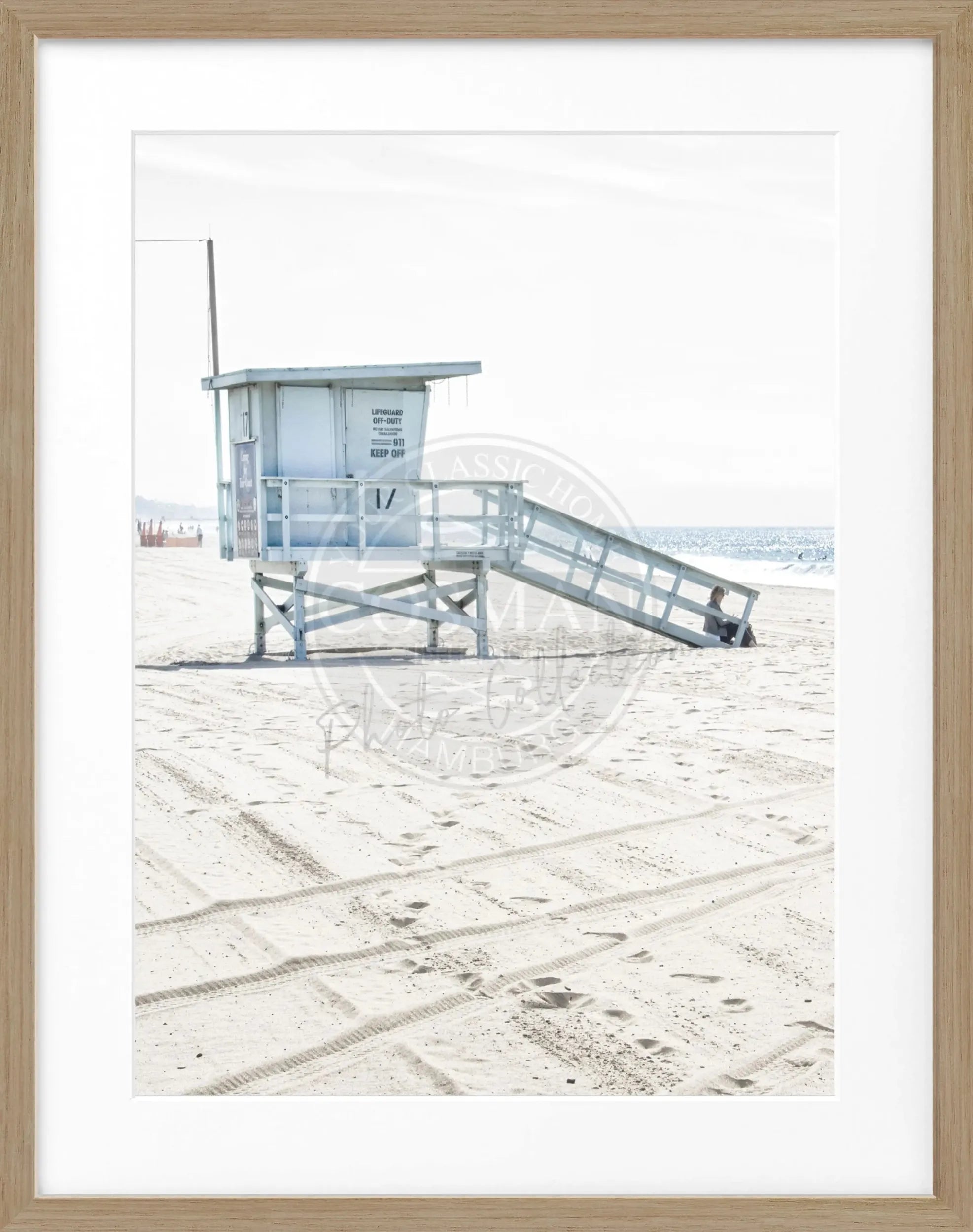 Schwarz-weiß Poster mit Rahmen von Cosman-Photocollection, Santa Monica Lifeguard am Kalifornien Strand, 25x31 cm.