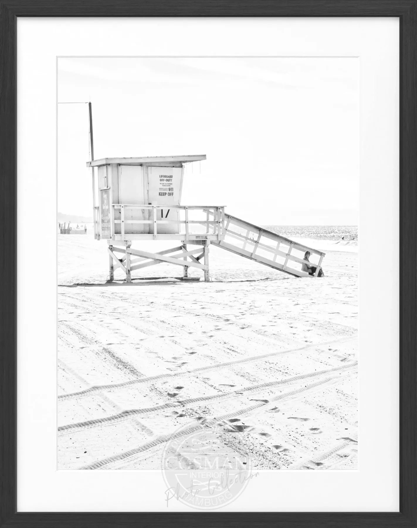 Schwarz-weiß Poster mit Rahmen von Cosman-Photocollection, Kalifornien Santa Monica Beach Lifeguard, 25x31cm, Wanddekoration