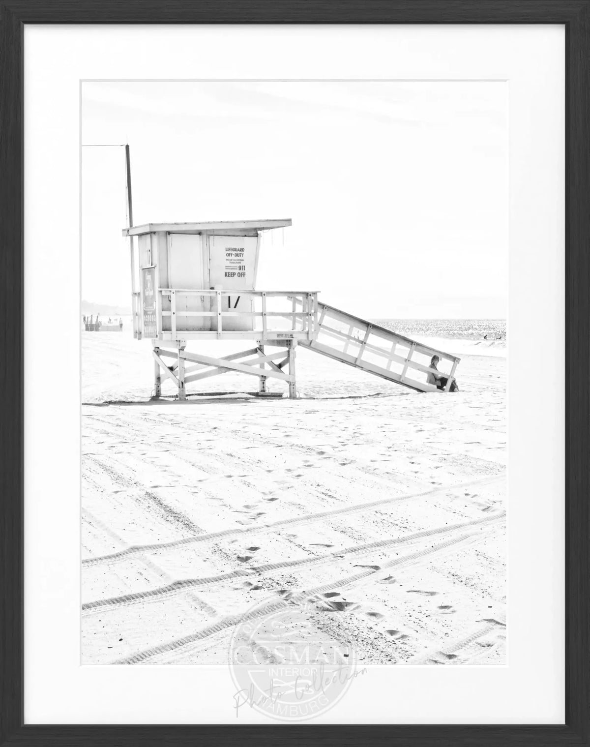 Schwarz-weiß Poster mit Rahmen von Cosman-Photocollection, Kalifornien Santa Monica Beach Lifeguard, 25x31cm, Wanddekoration