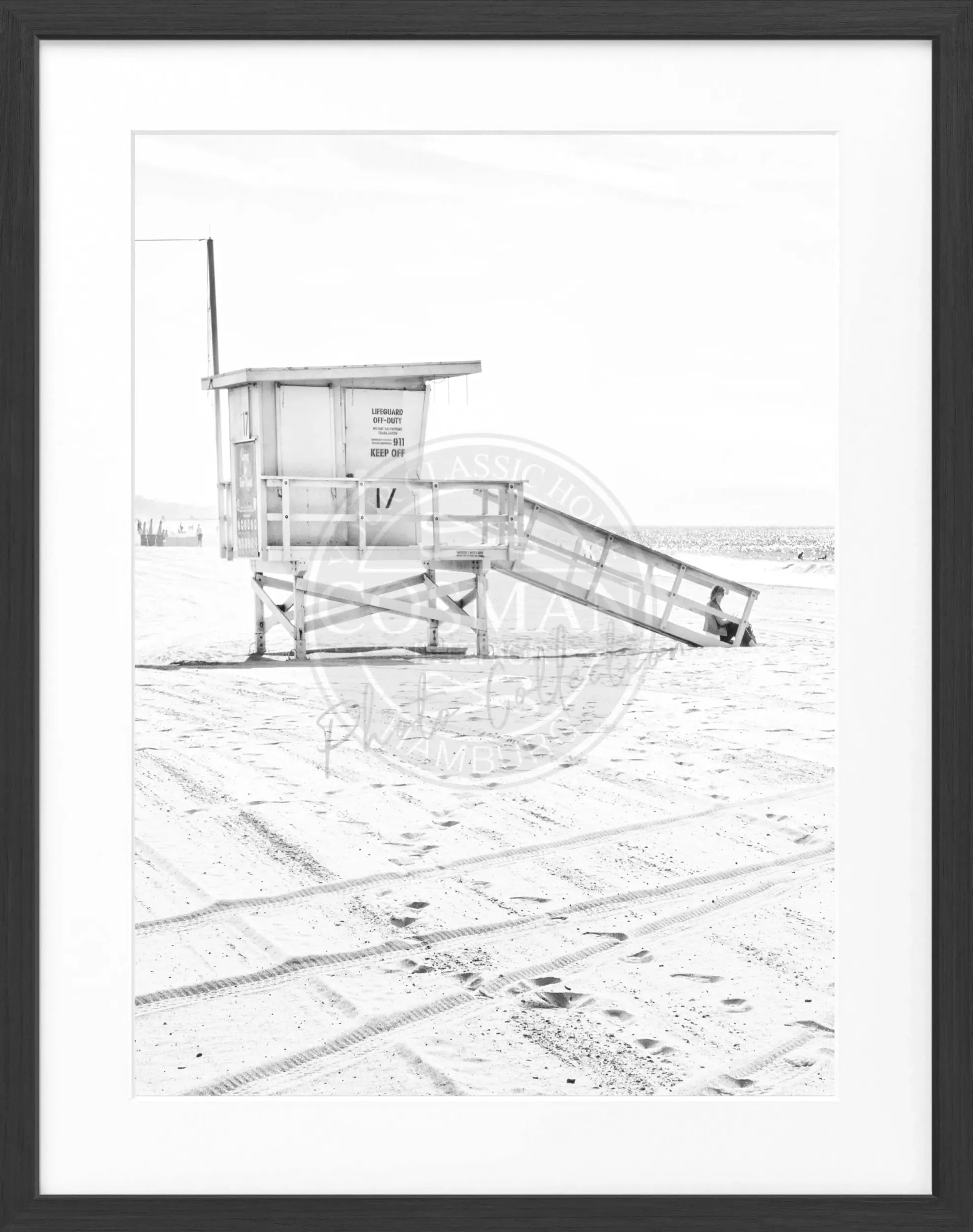 Schwarz-weiß Poster mit Rahmen von Cosman-Photocollection, Kalifornien Santa Monica Beach Lifeguard, 25x31cm, Wanddekoration