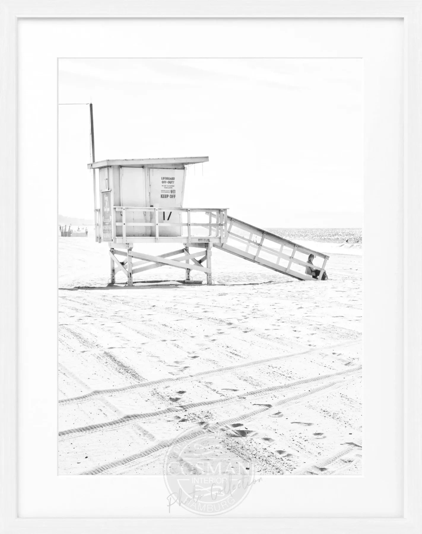 Schwarz-weiß Poster mit Rahmen, Kalifornien Santa Monica Beach Lifeguard, von Cosman-Photocollection, 25x31cm, Wanddekoration