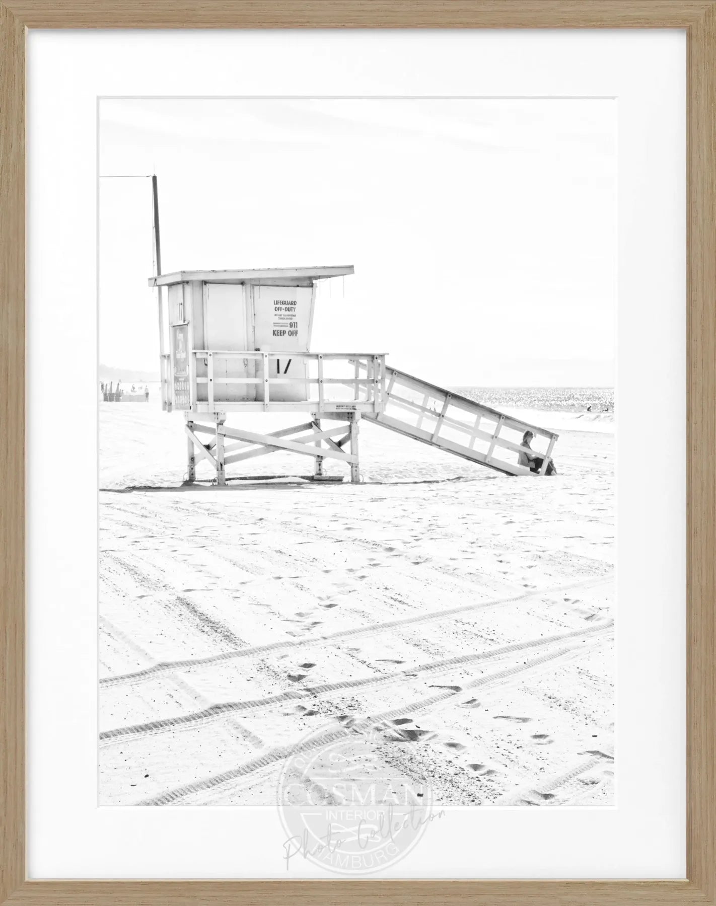 Schwarz-weiß Poster mit Rahmen, Kalifornien Santa Monica Beach Lifeguard, von Cosman-Photocollection, 25x31 cm.
