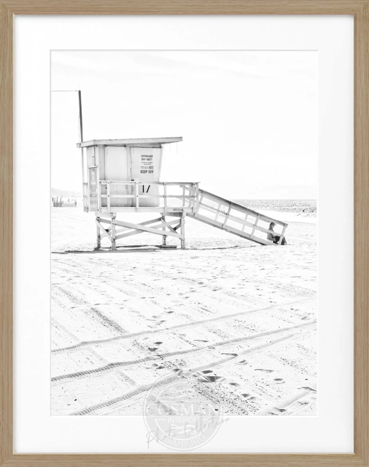 Schwarz-weiß Poster mit Rahmen, Kalifornien Santa Monica Beach Lifeguard, von Cosman-Photocollection, 25x31 cm.