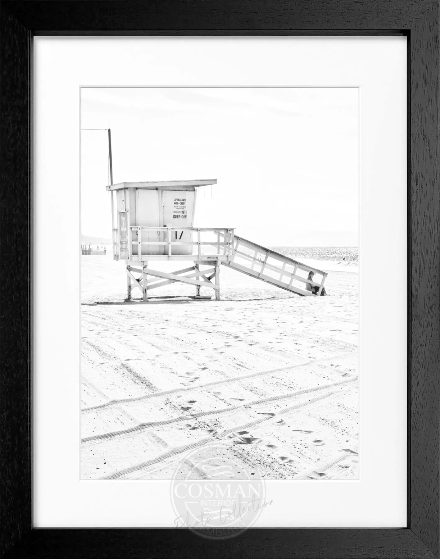 Schwarz-weiß Poster mit Rahmen von Cosman-Photocollection, Kalifornien Santa Monica Beach Lifeguard, 25x31 cm.