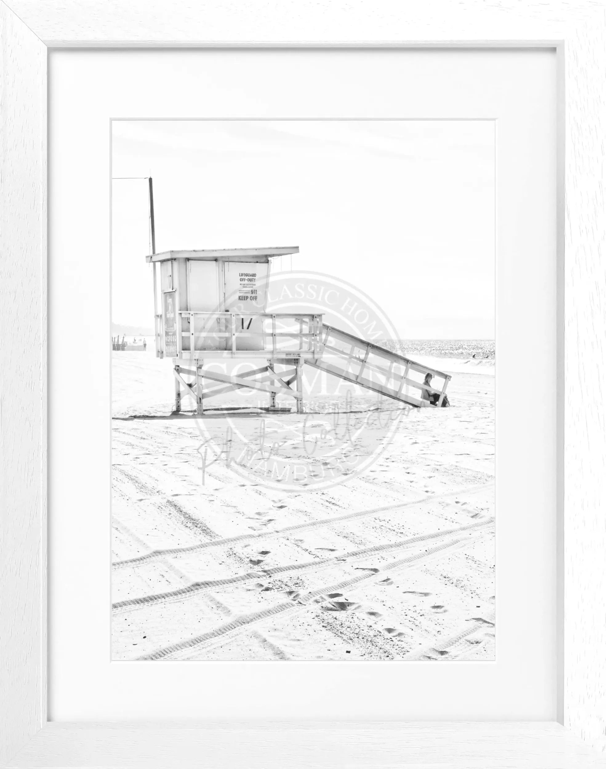 Schwarz-weiß Poster mit Rahmen, Kalifornien Santa Monica Beach Lifeguard, von Cosman-Photocollection, 25x31 cm, Wanddekoration