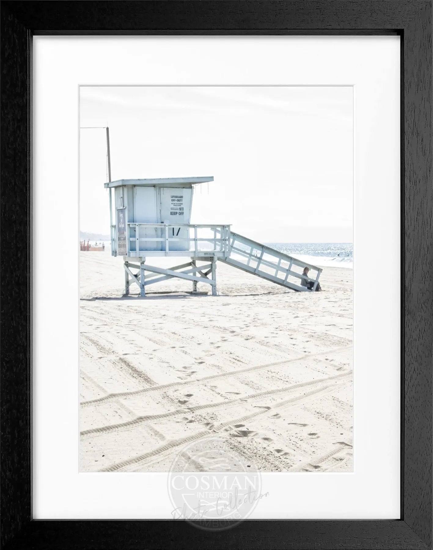 Schwarz-weiß Poster mit Rahmen, Kalifornien Santa Monica Beach Lifeguard, von Cosman-Photocollection, 25x31cm, Wanddekoration