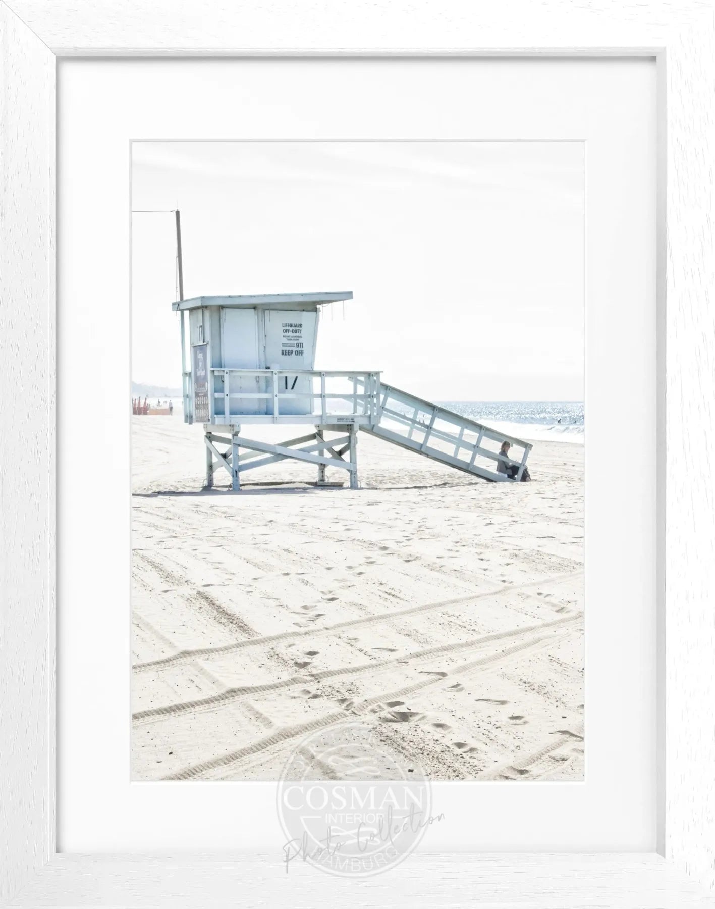 Schwarz-Weiß Poster mit Rahmen von Cosman-Photocollection, Kalifornien Santa Monica Beach Lifeguard Motiv, 25x31cm