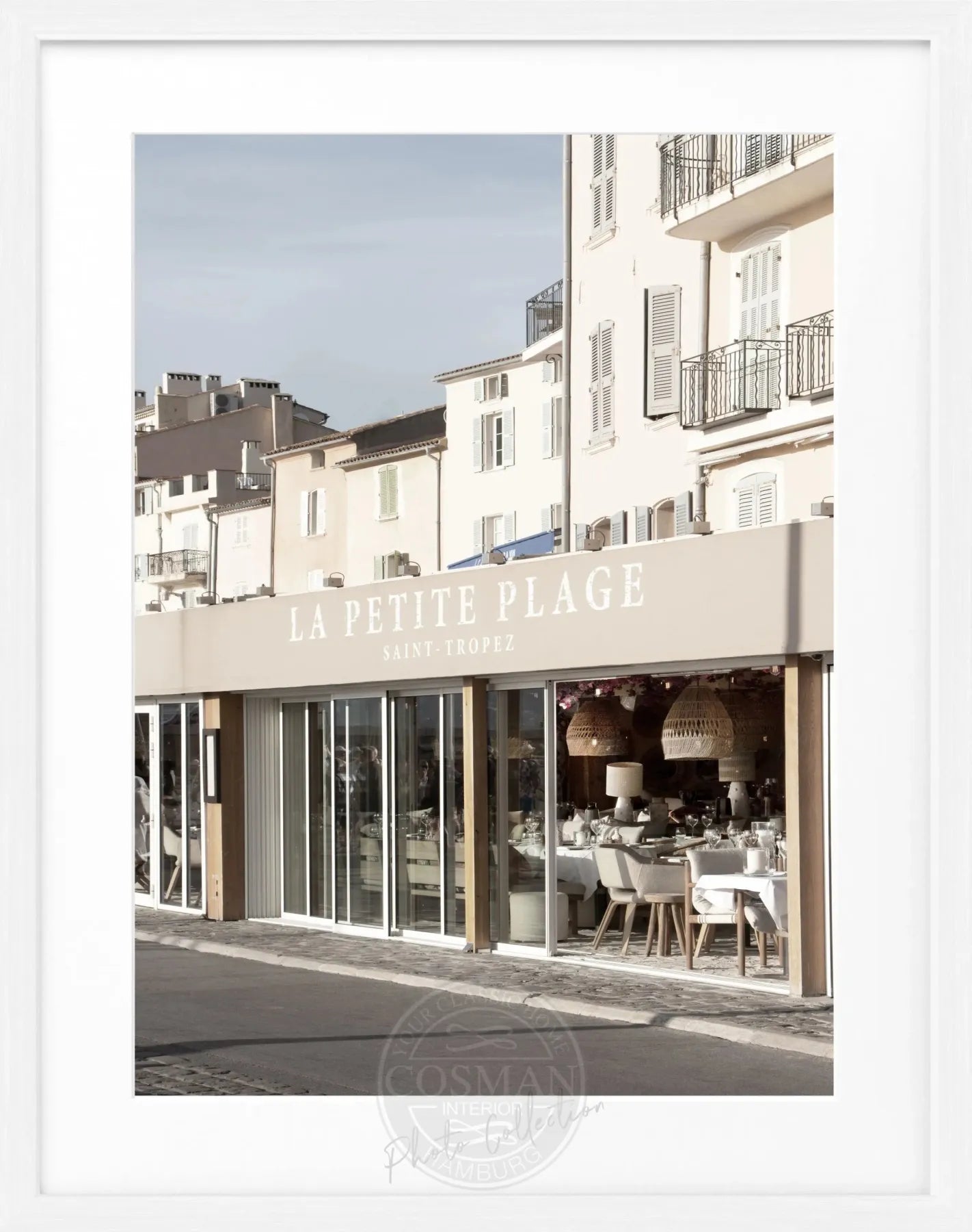 Schwarz-weiß Poster 'La Petite Plage' mit Rahmen, 25x31 cm, von Cosman-Photocollection, zeigt eine Strandlandschaft in Saint Tropez