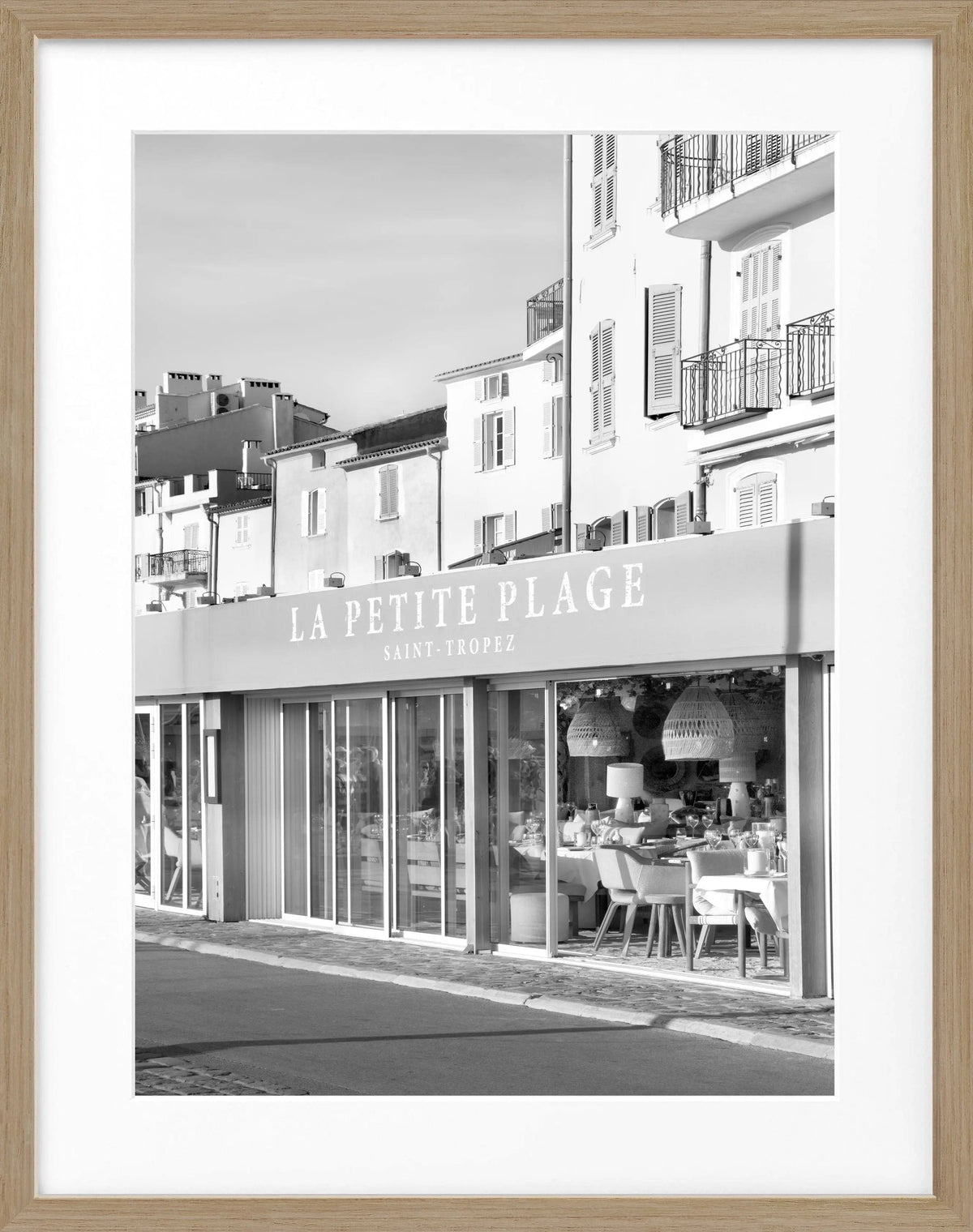 Schwarz-weiß Poster mit schwarzem Rahmen, ‚La Petite Plage‘ in Saint Tropez, von Cosman-Photocollection, 25x31 cm