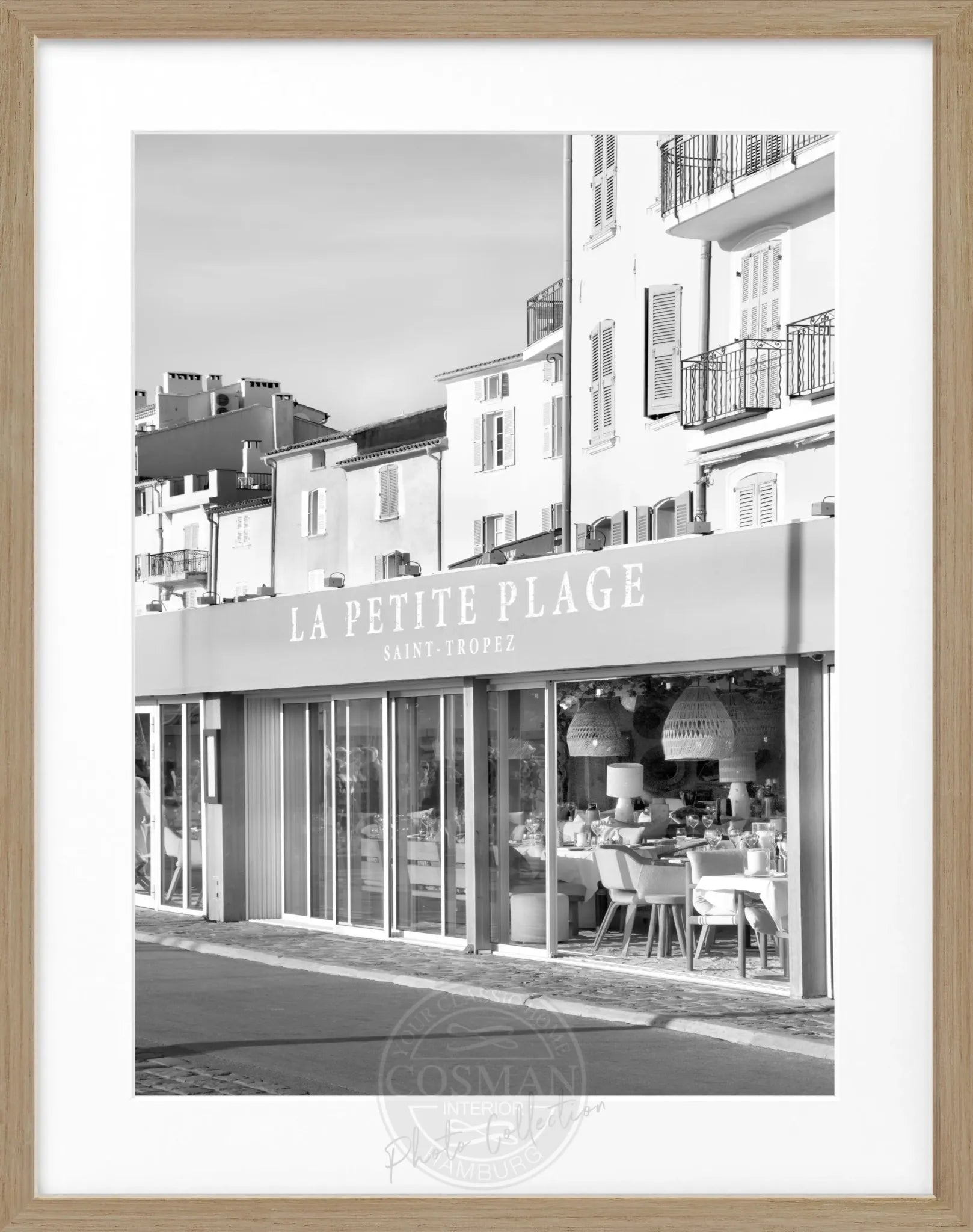 Schwarz-weiß Poster mit schwarzem Rahmen, ‚La Petite Plage‘ in Saint Tropez, von Cosman-Photocollection, 25x31 cm