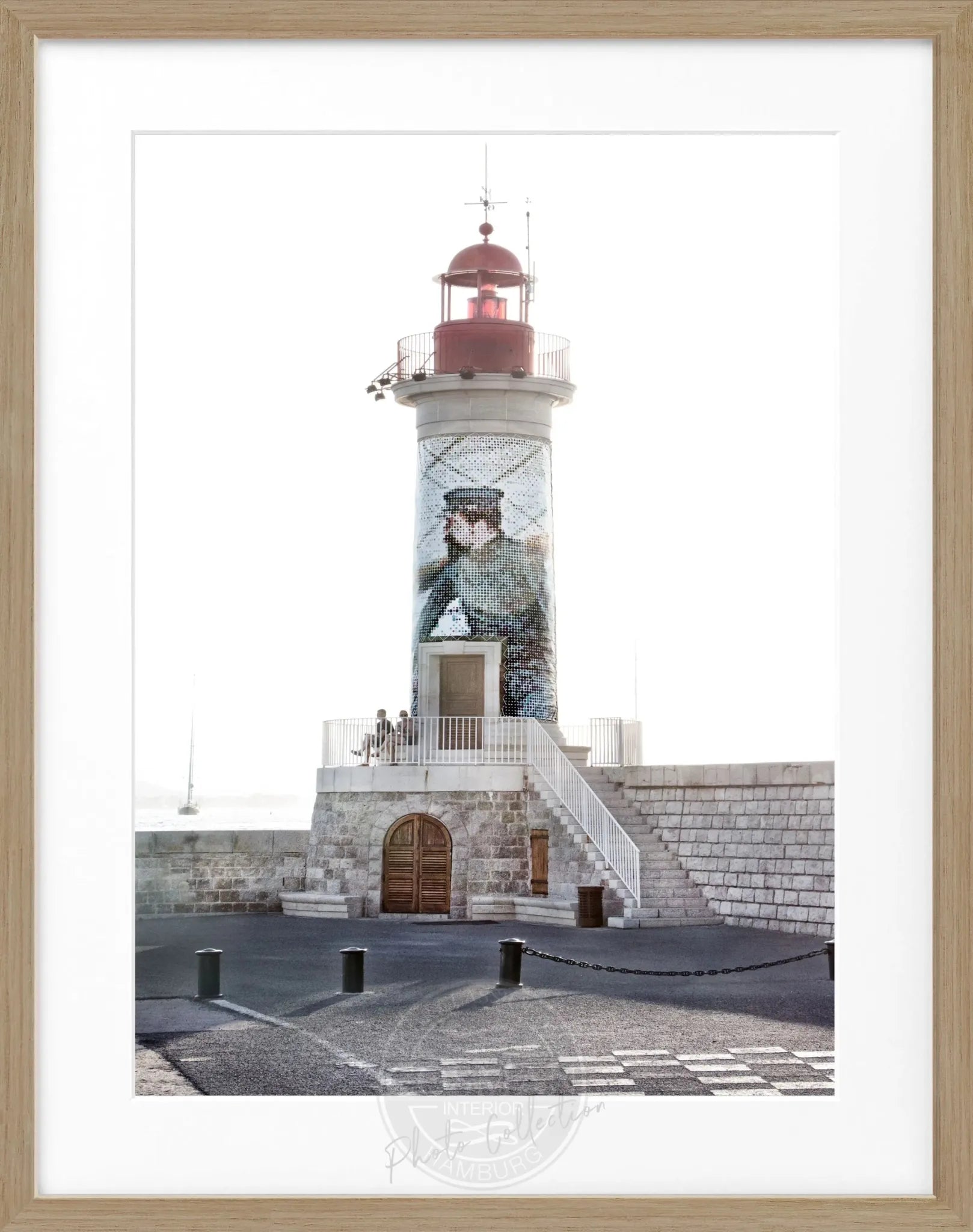 Schwarz-weiß Poster mit Rahmen von Cosman-Photocollection, Leuchtturm in Saint Tropez, Maße 25x31 cm, stilvolles Wandbild