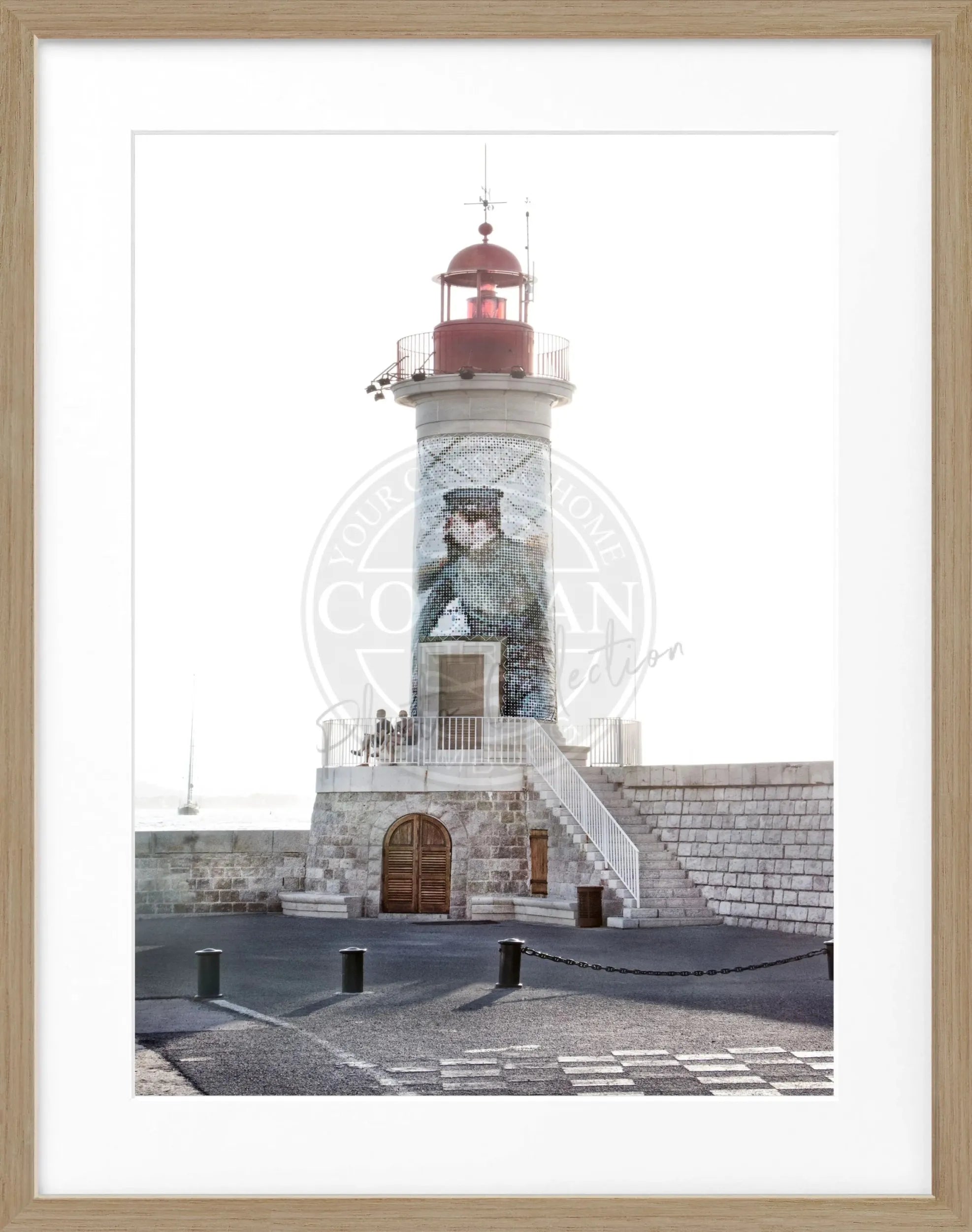 Schwarz-weiß Poster mit Rahmen von Cosman-Photocollection, Leuchtturm in Saint Tropez, Maße 25x31 cm, stilvolles Wandbild