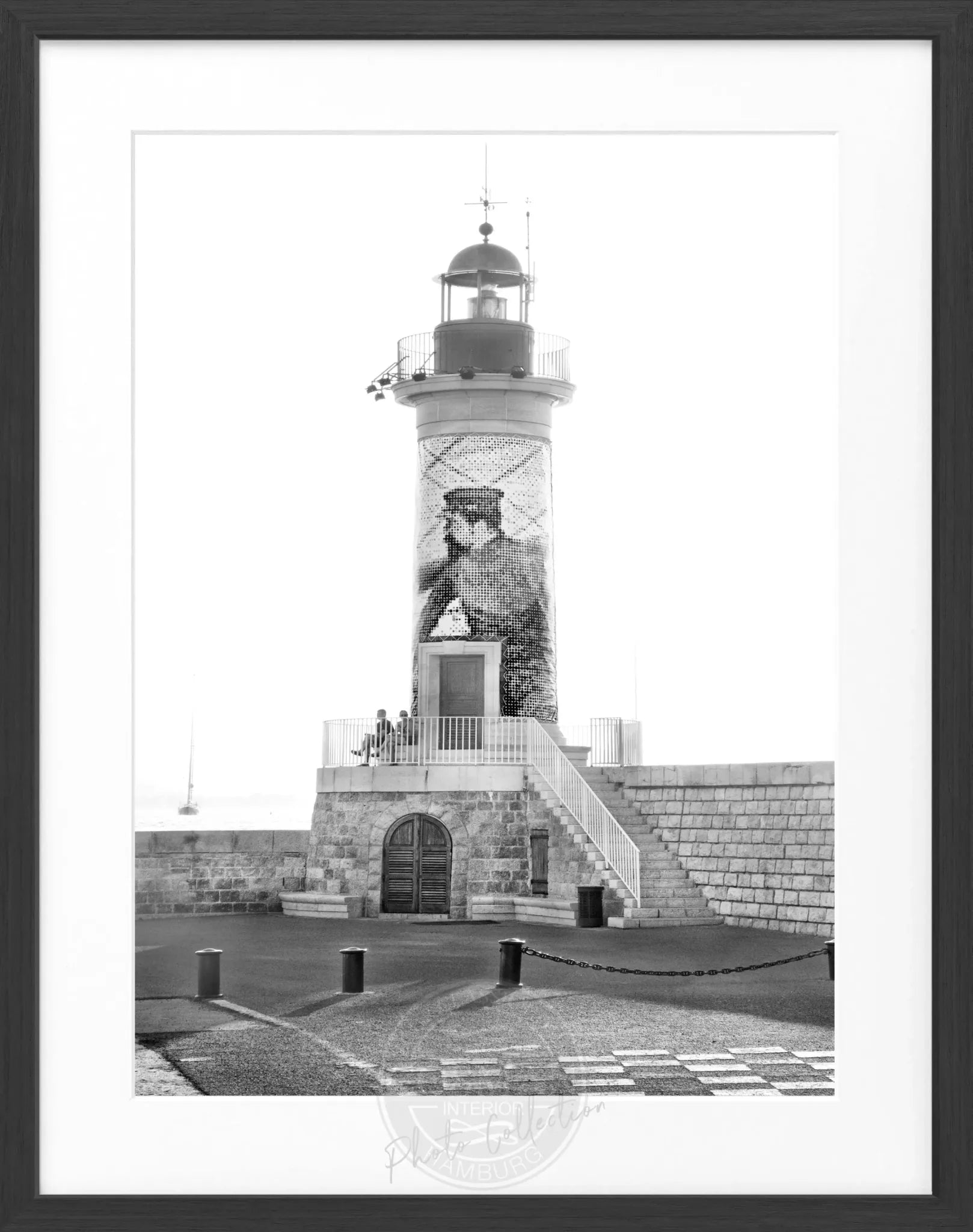 Schwarz-weiß Poster mit Rahmen von einem Leuchtturm in Saint Tropez, von Cosman-Photocollection, 25x31 cm