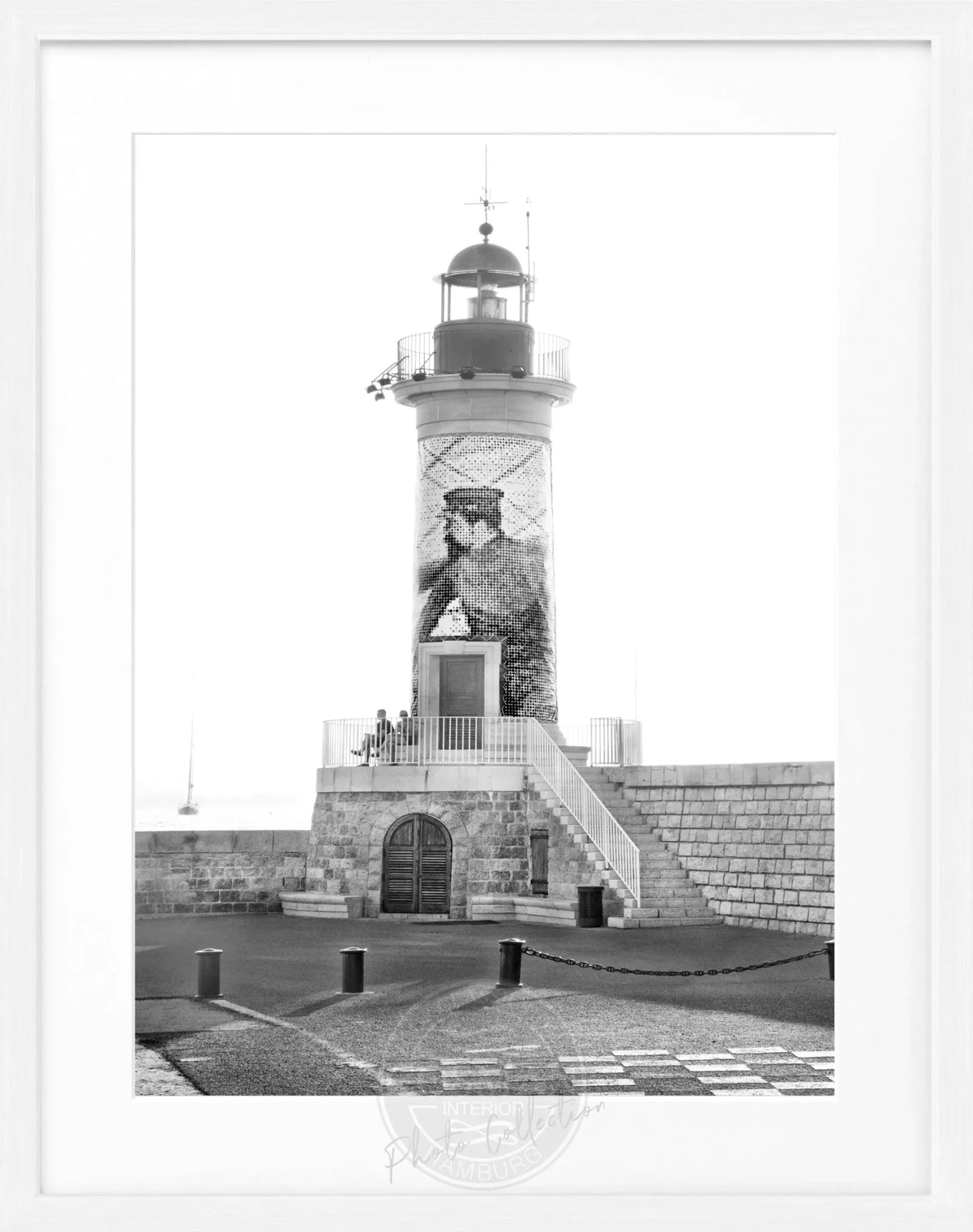 Schwarz-weiß Poster mit Rahmen von Cosman-Photocollection, Leuchtturm in Saint Tropez, 25x31 cm, stilvolle Wanddekoration