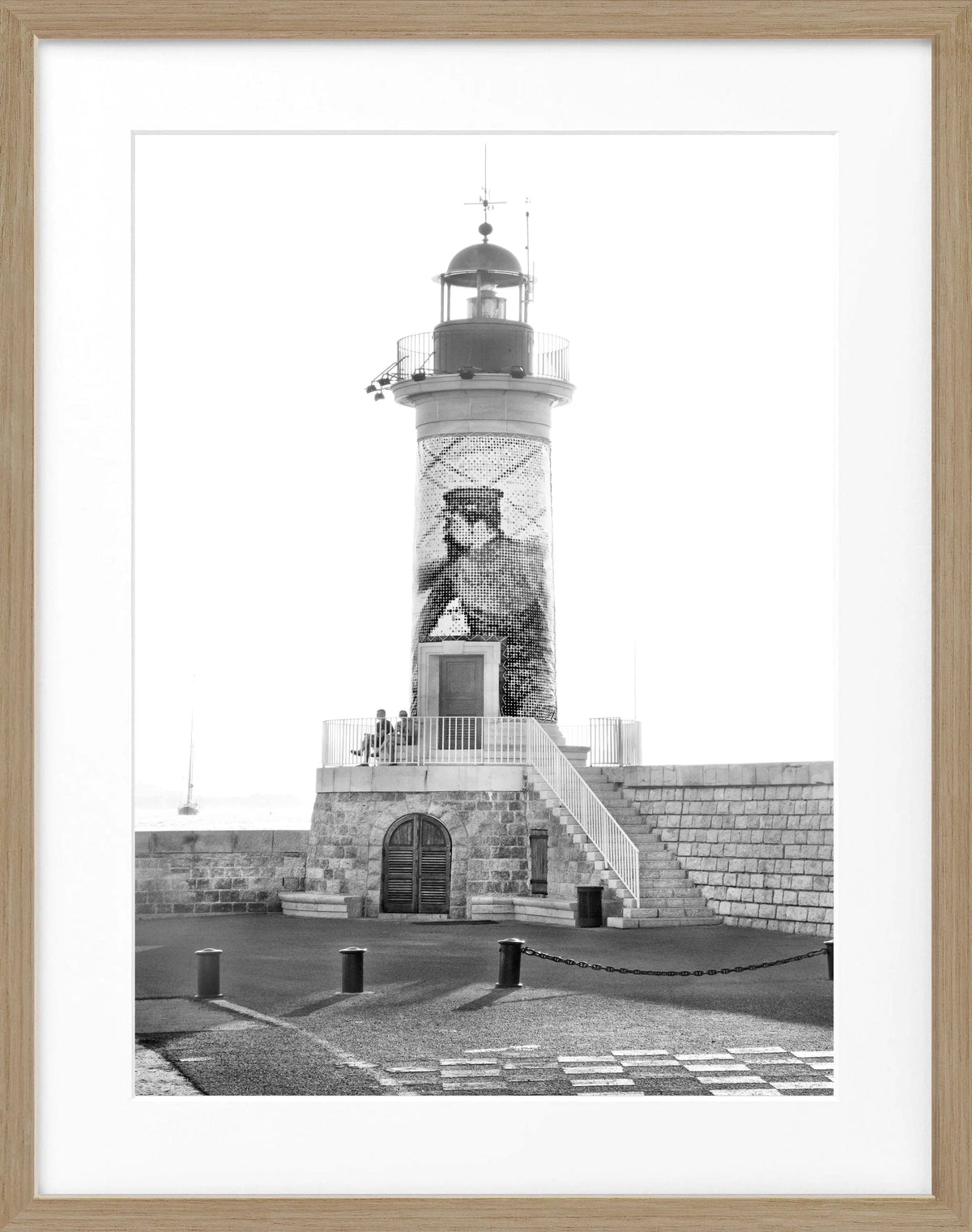 Schwarz-weiß Poster mit Rahmen von Cosman-Photocollection, Leuchtturm in Saint Tropez, 25x31 cm, dekoratives Wandbild