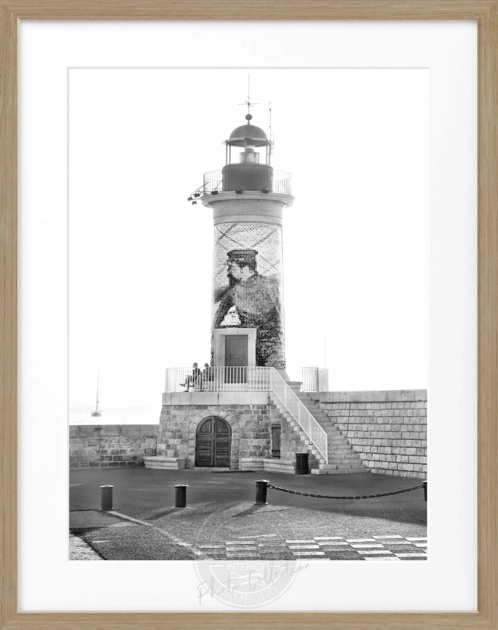 Schwarz-weiß Poster mit Rahmen von Cosman-Photocollection, Leuchtturm in Saint Tropez, 25x31 cm, dekoratives Wandbild